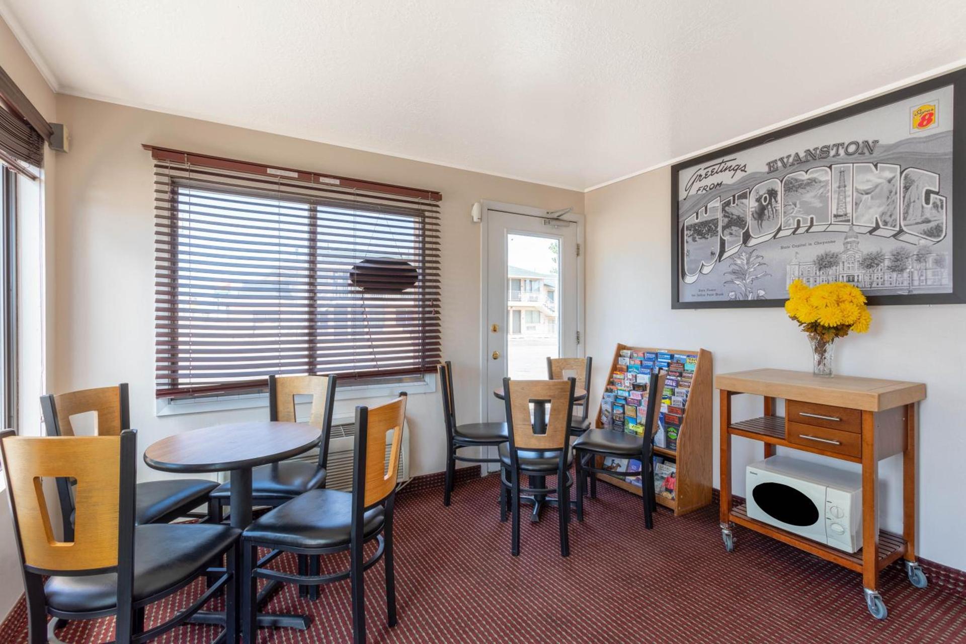 Super 8 by Wyndham Evanston photo 35