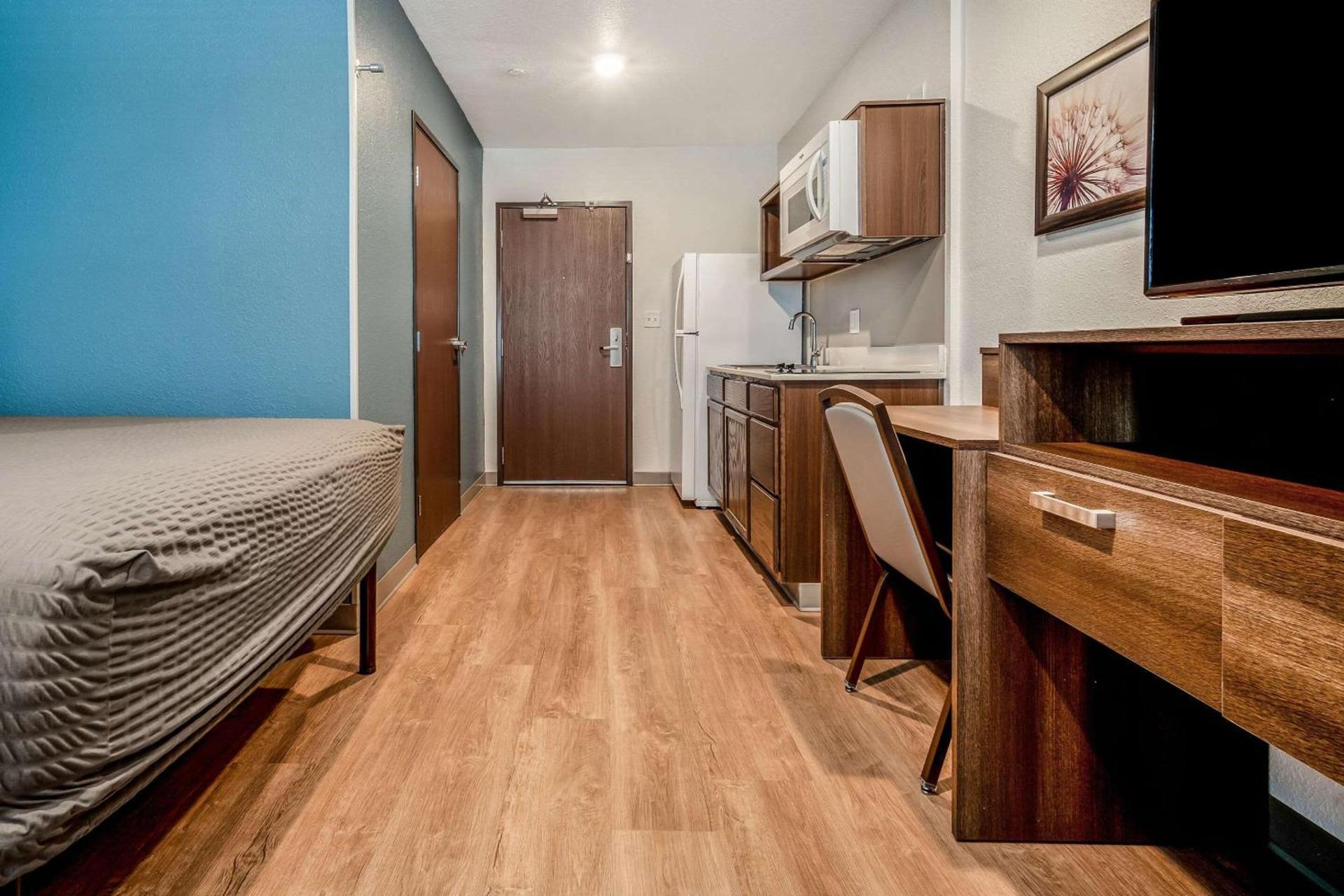 WoodSpring Suites Naples West photo 8