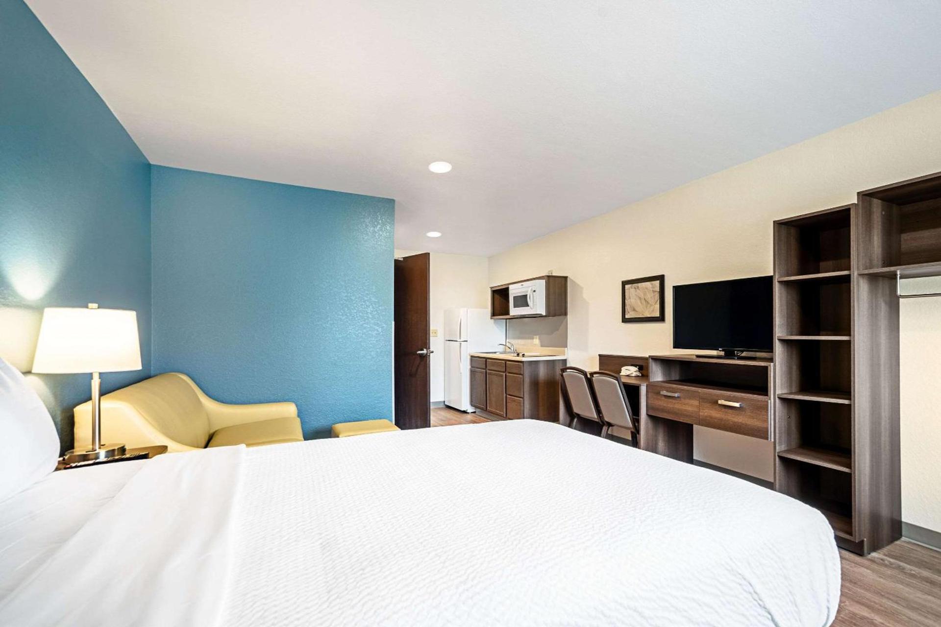 WoodSpring Suites Naples East photo 17