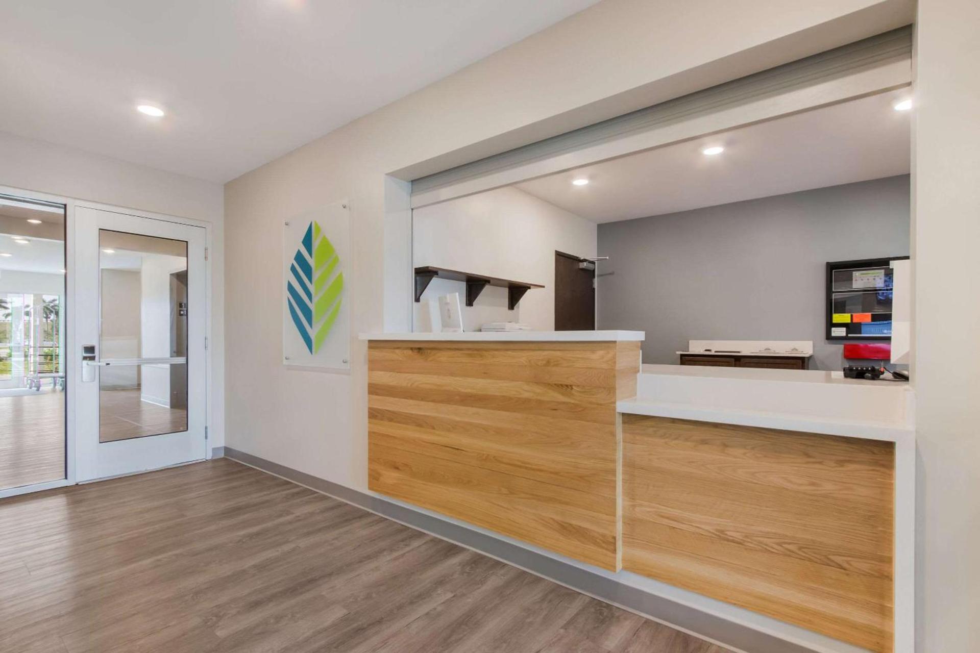 WoodSpring Suites Tamarac photo 8
