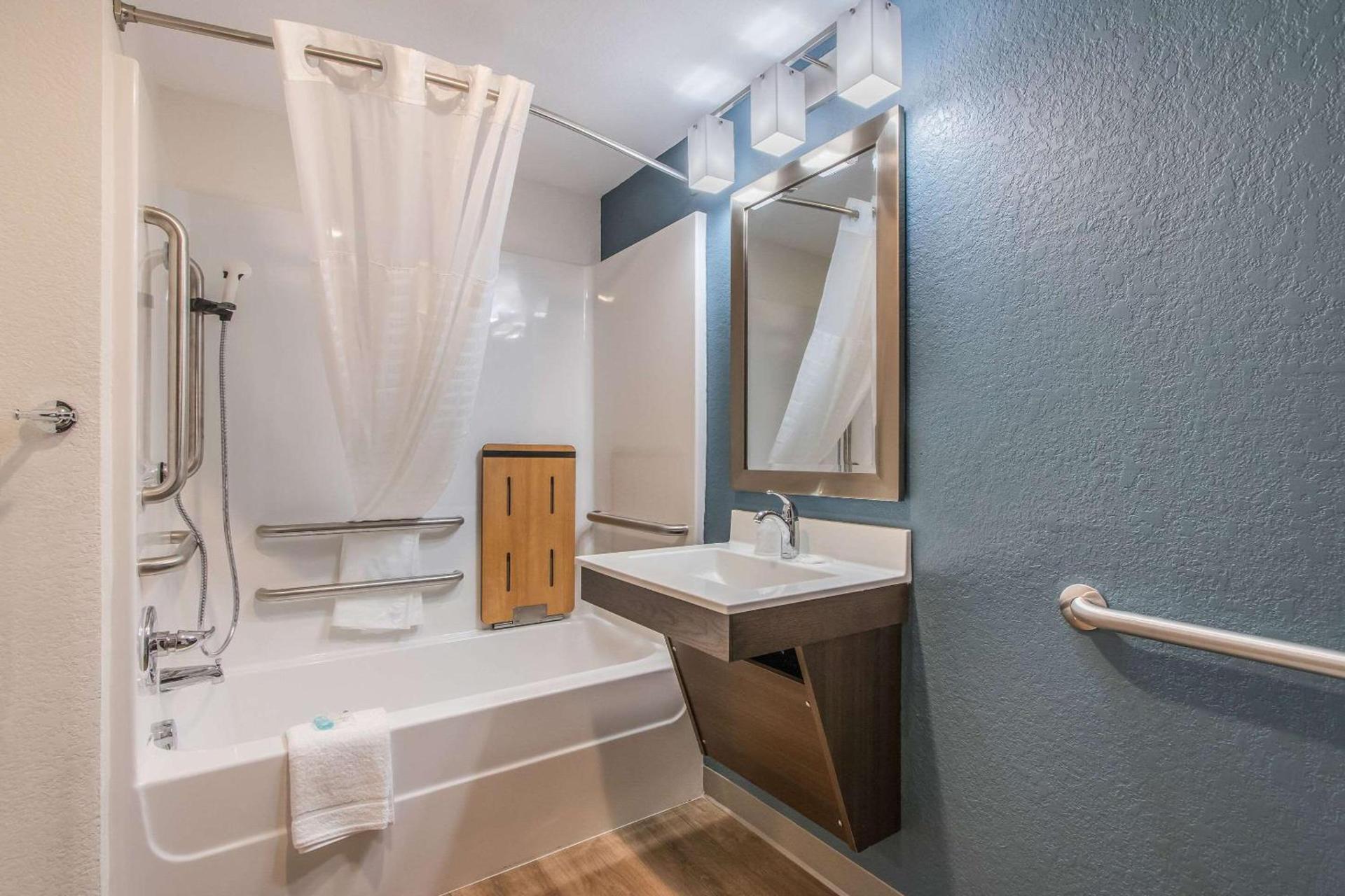 WoodSpring Suites Doral Miami Airport photo 32