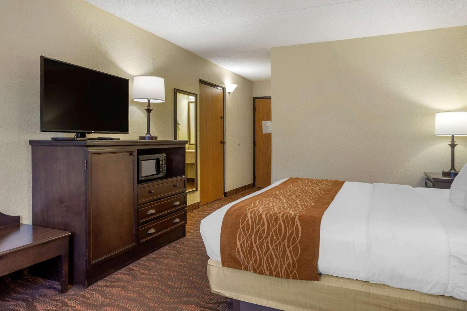 Comfort Inn at Thousand Hills photo 24