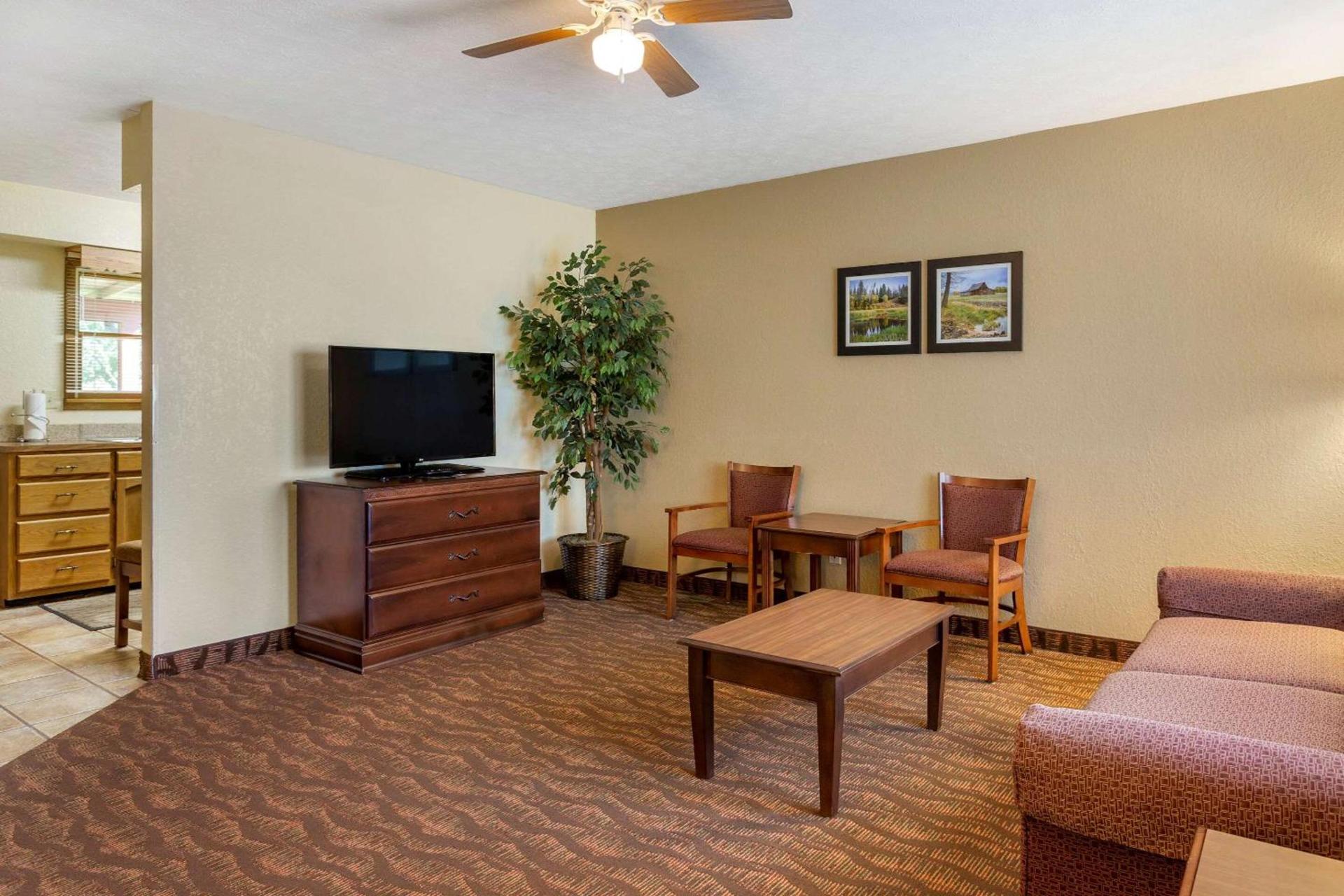 Comfort Inn & Suites Branson Meadows photo 32