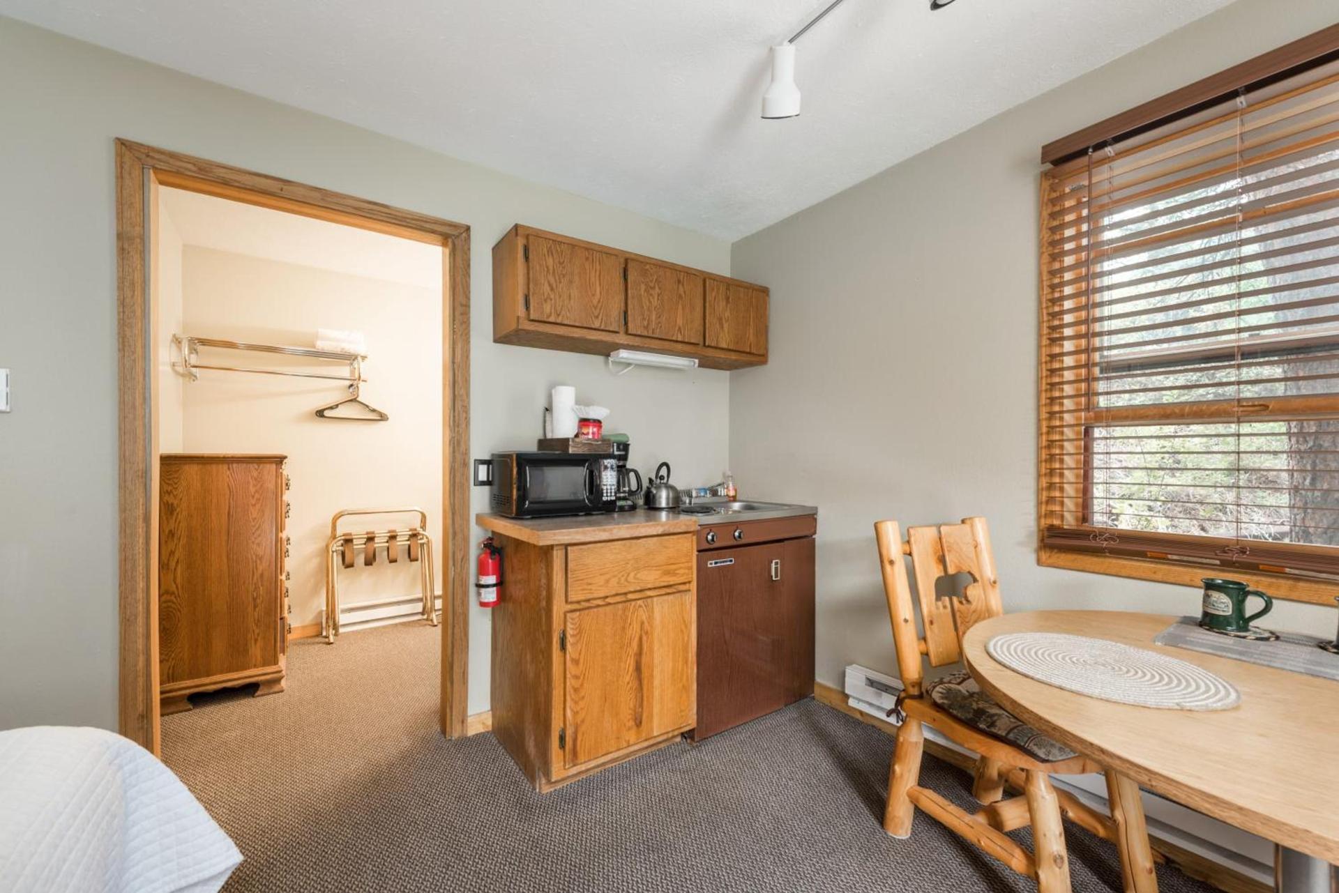 4 Seasons Inn on Fall River photo 52