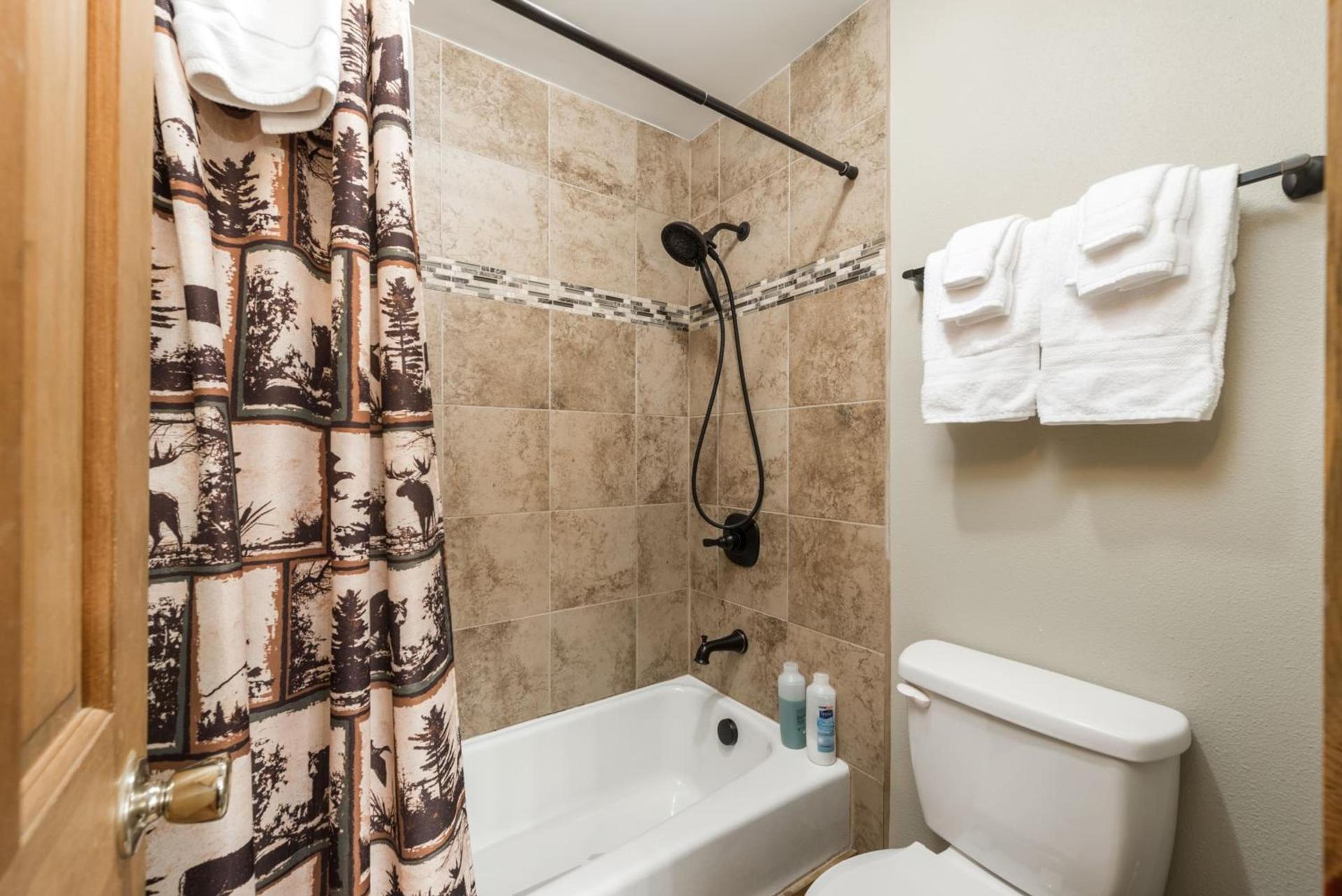 4 Seasons Inn on Fall River photo 78