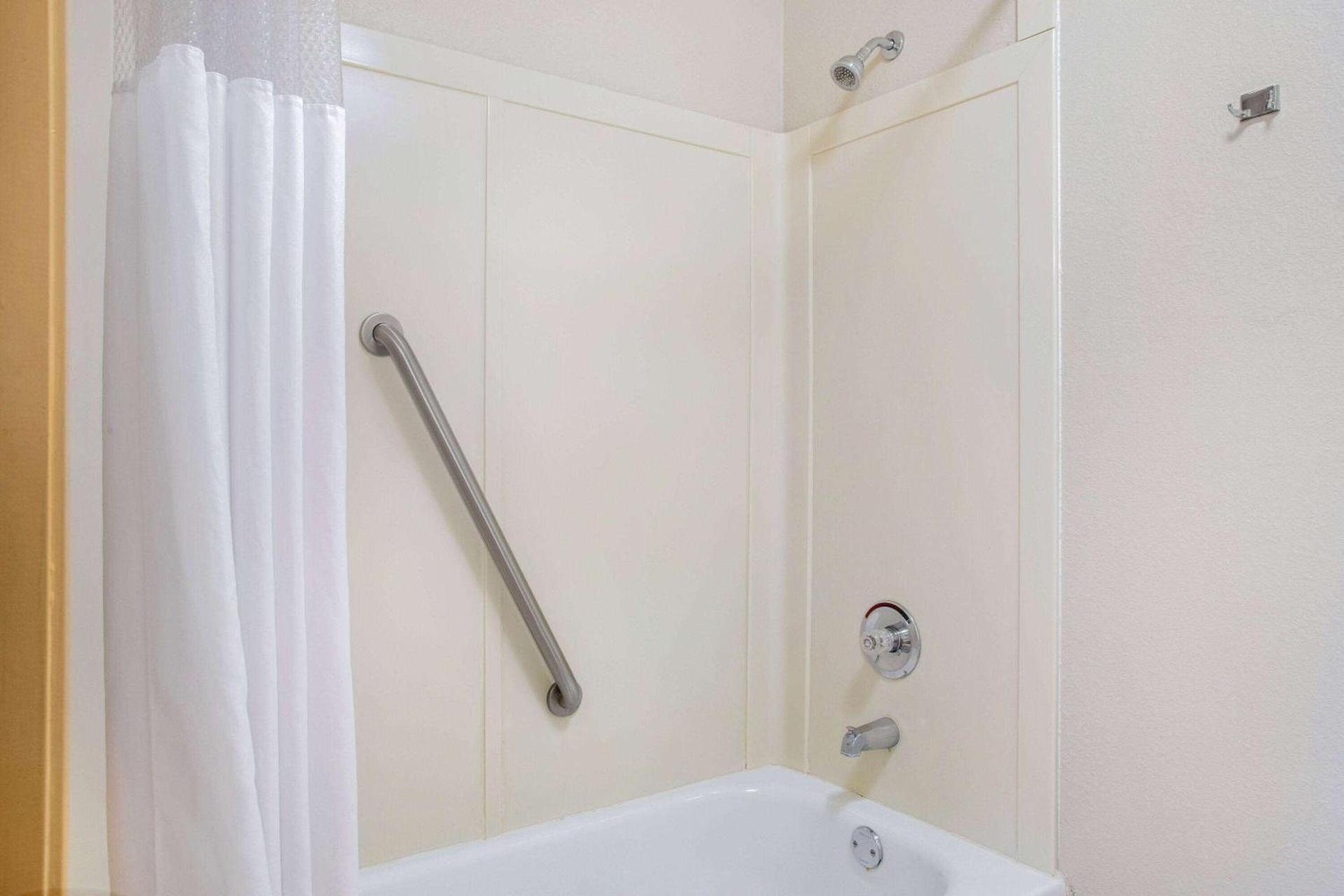 La Quinta by Wyndham Springfield South photo 10