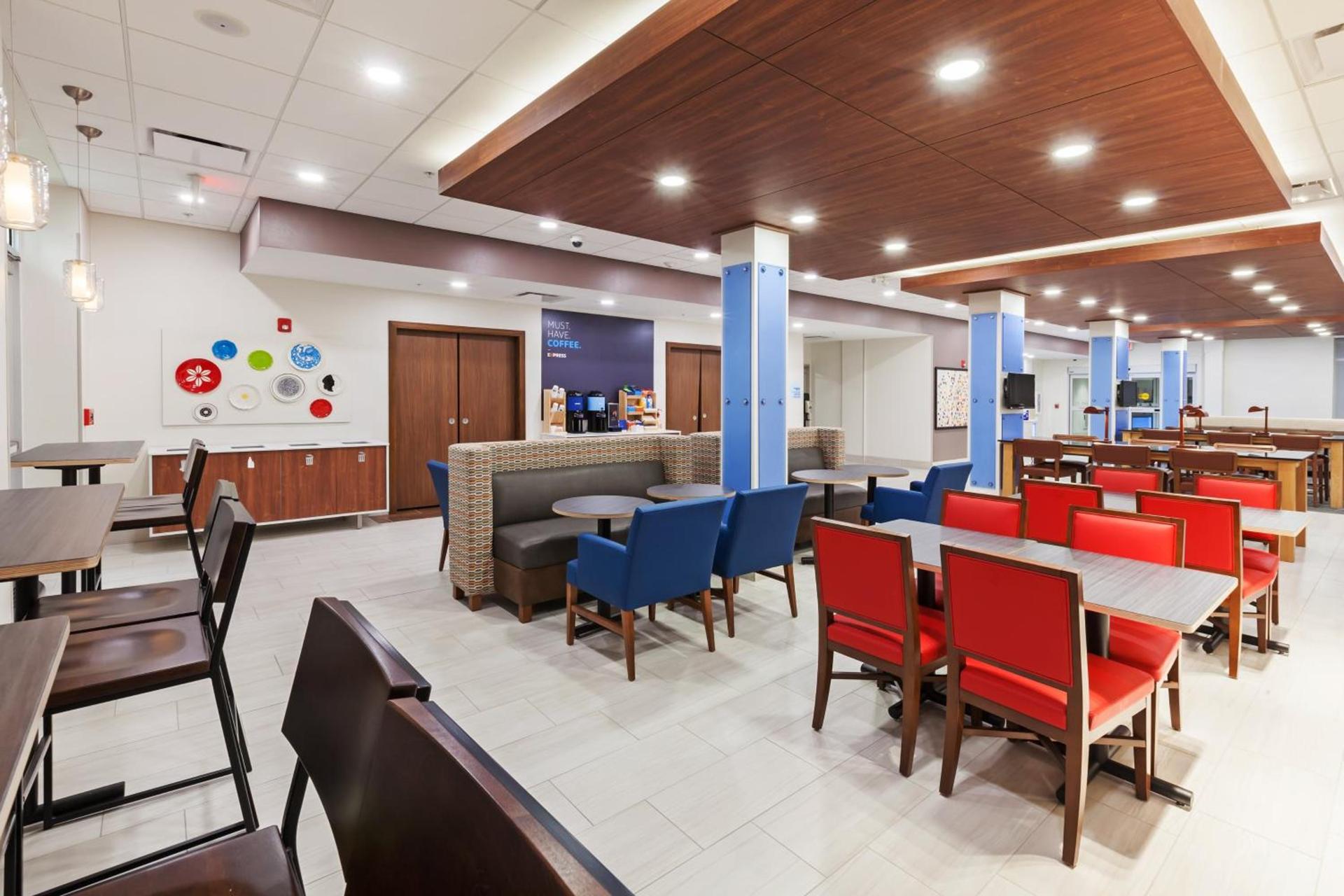 Holiday Inn Express & Suites - Lenexa - Overland Park Area by IHG photo 12