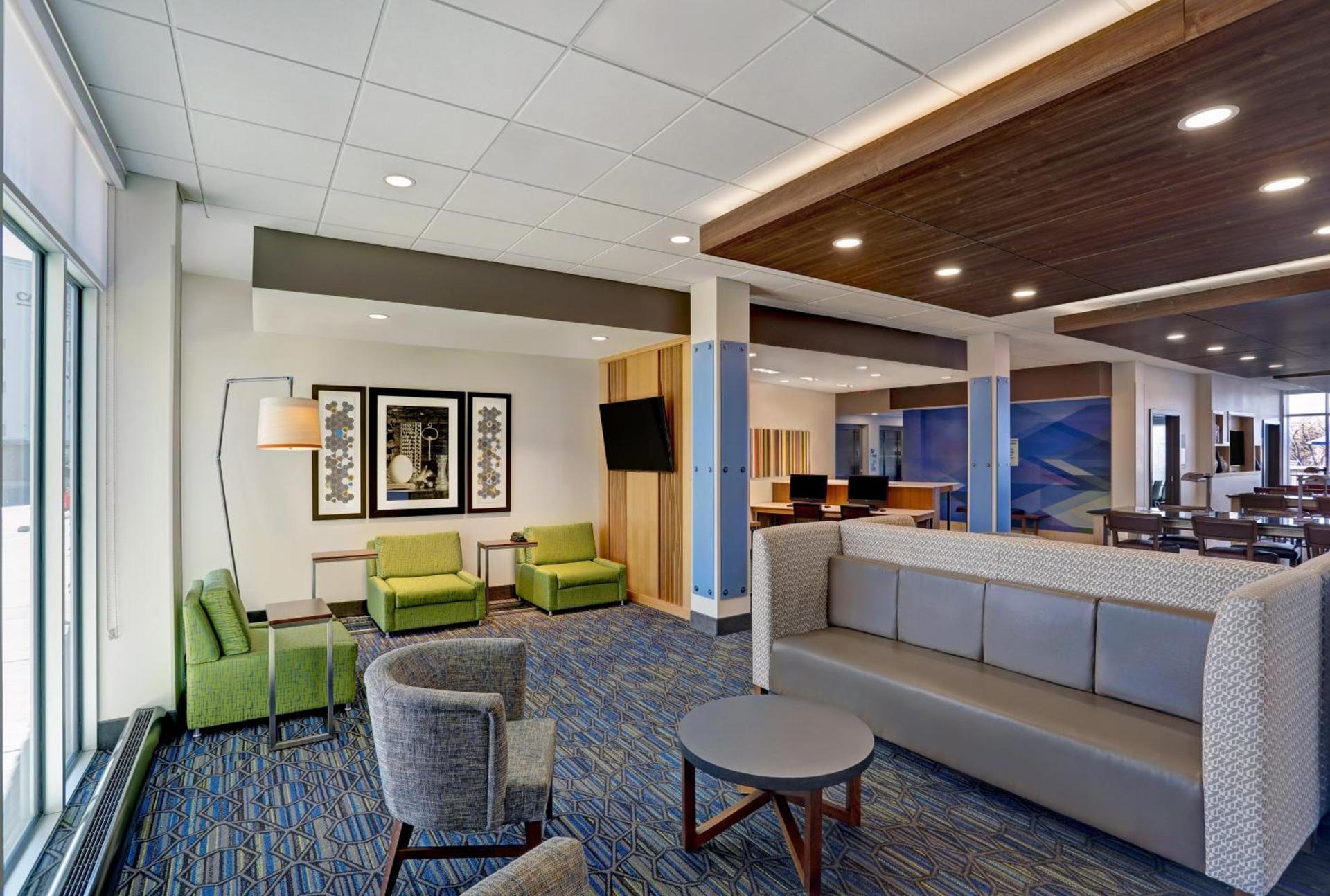 Holiday Inn Express & Suites - Lenexa - Overland Park Area by IHG photo 15