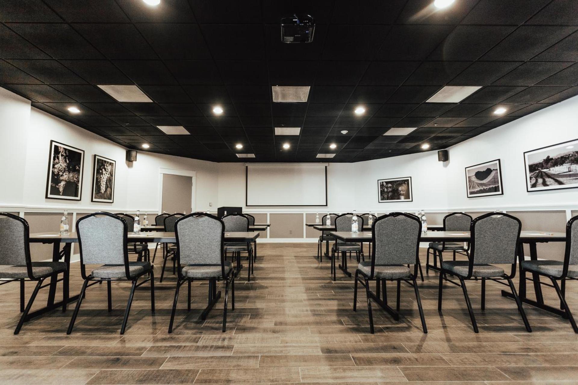 Vinland Hotel and Lounge photo 70
