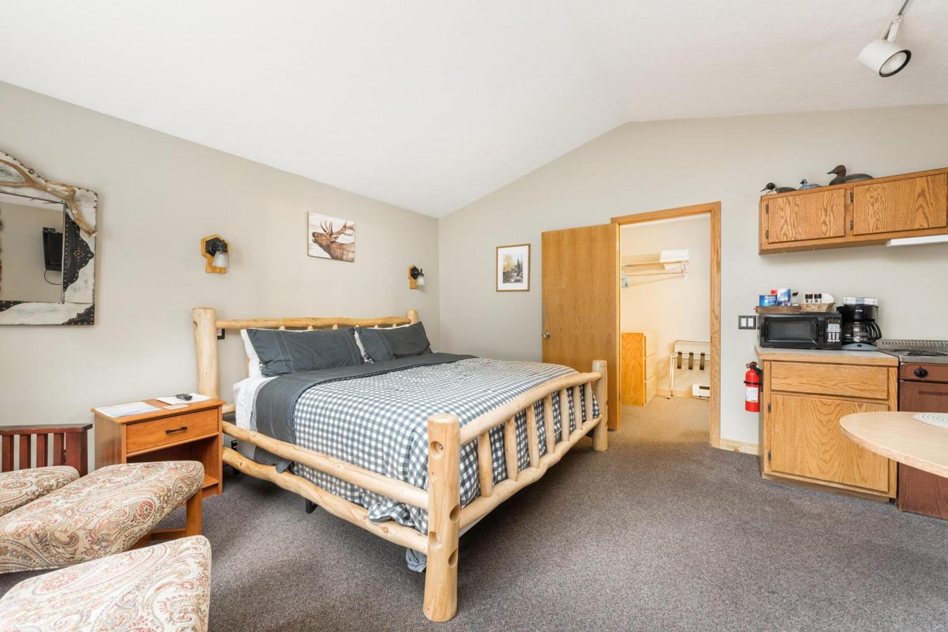 4 Seasons Inn on Fall River photo 46