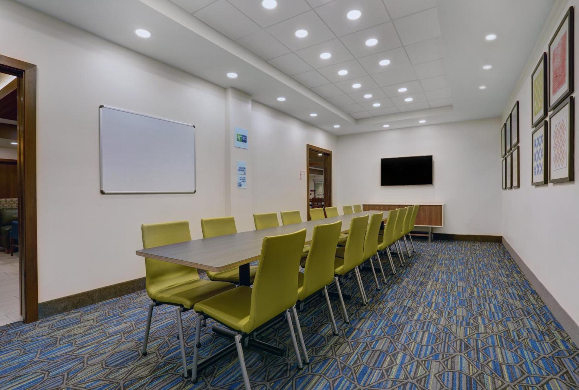 Holiday Inn Express & Suites - Lenexa - Overland Park Area by IHG photo 30