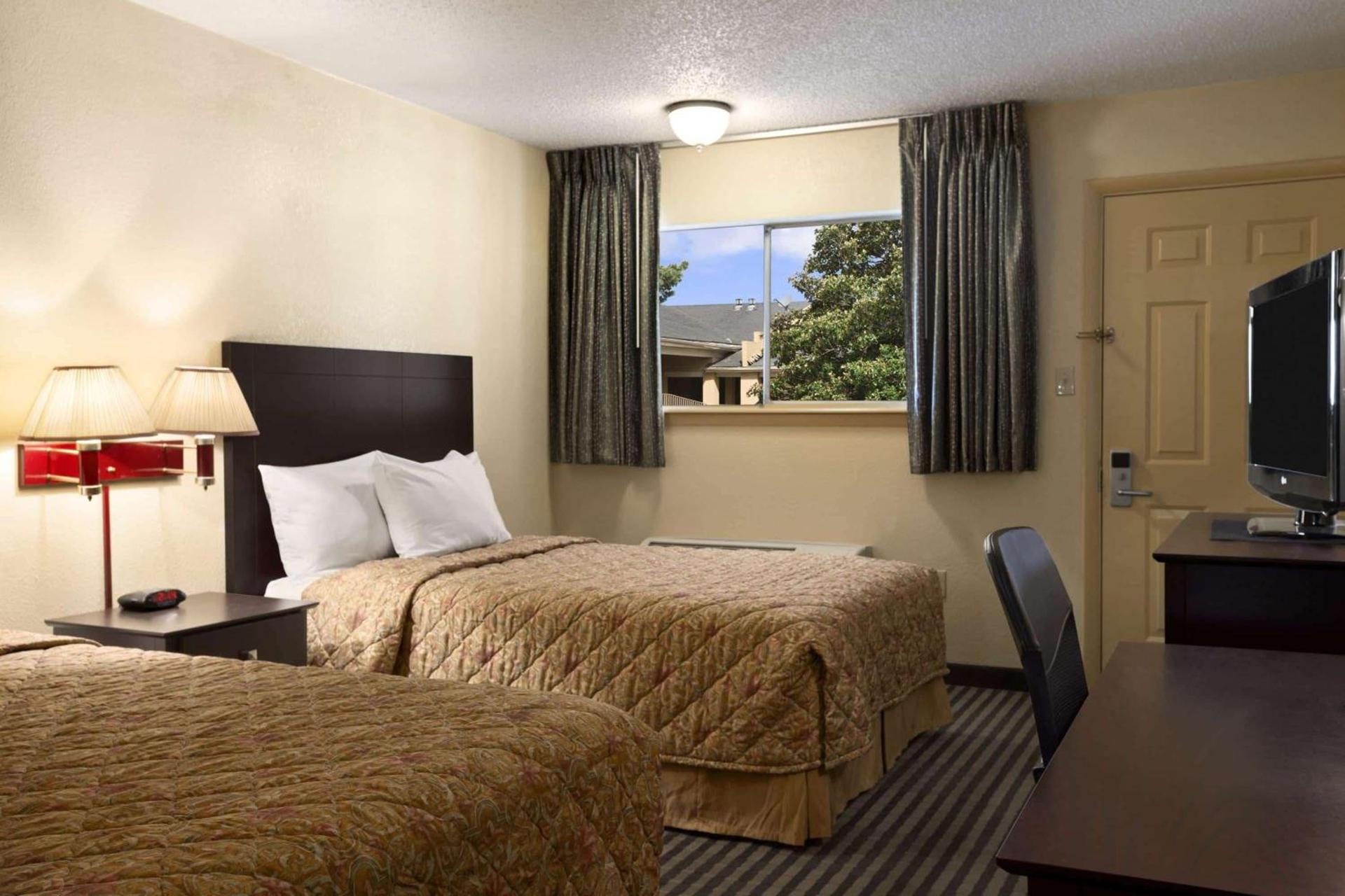 Days Inn by Wyndham Lawton photo 44