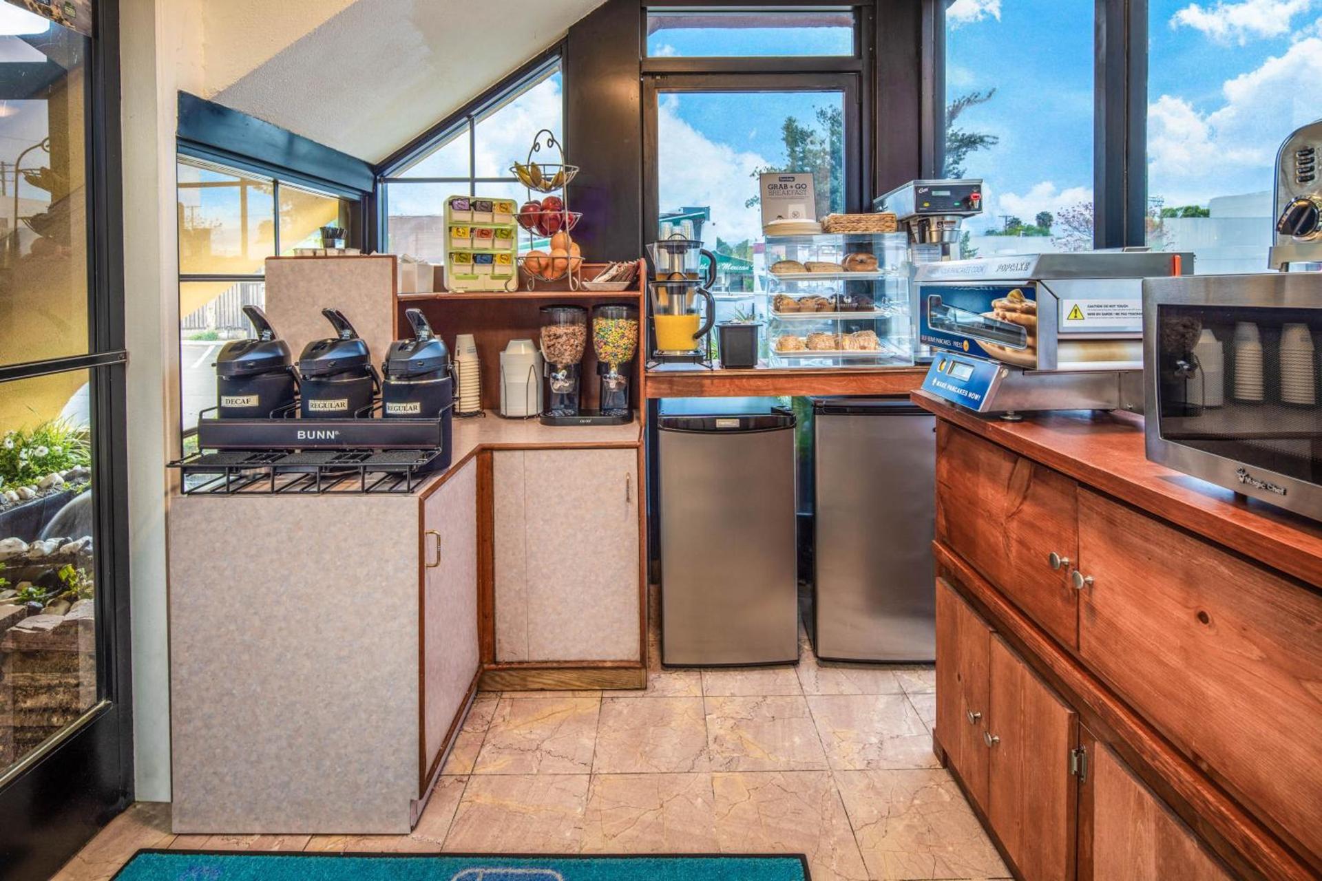 Travelodge by Wyndham Burbank-Glendale photo 17