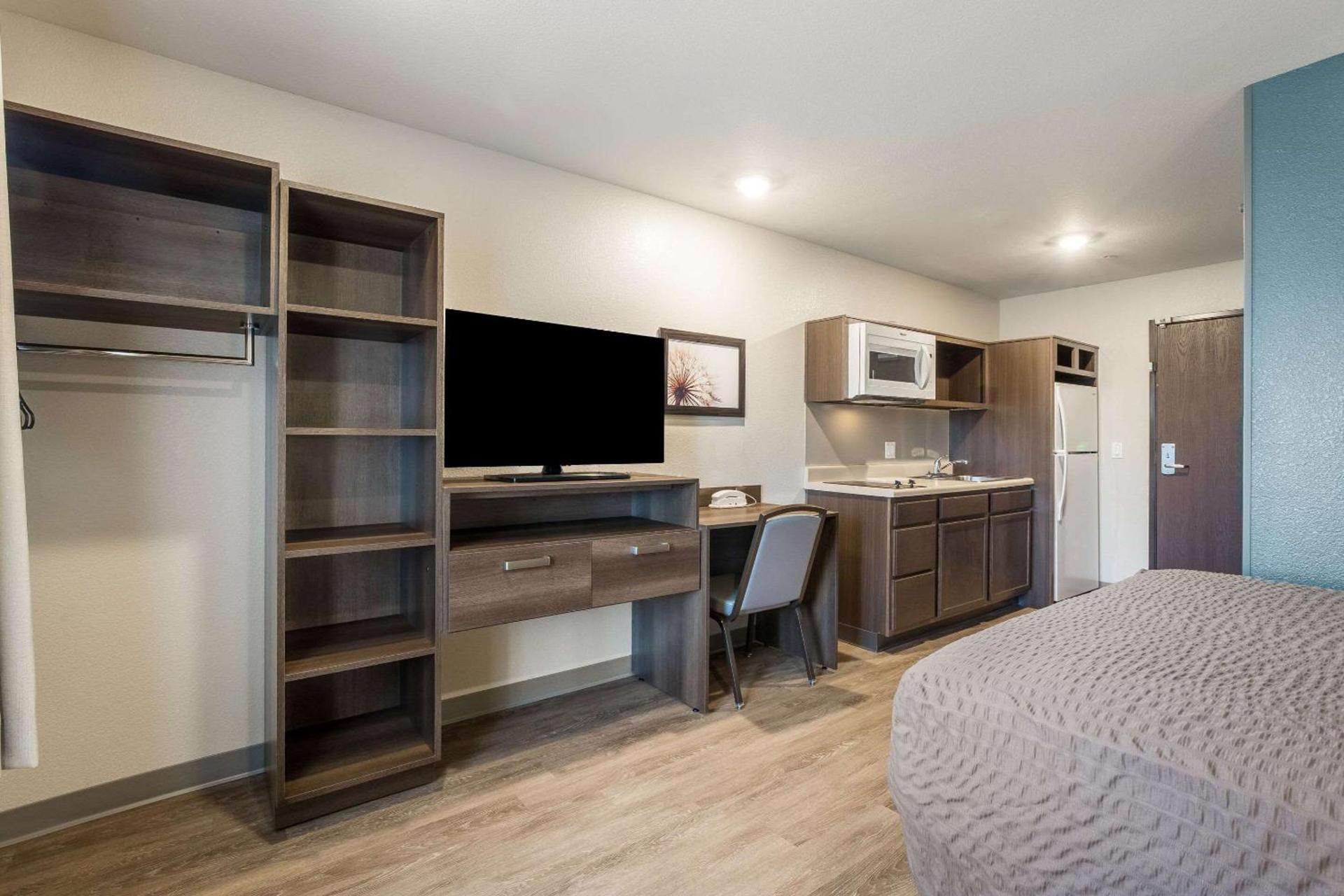WoodSpring Suites Colton photo 12