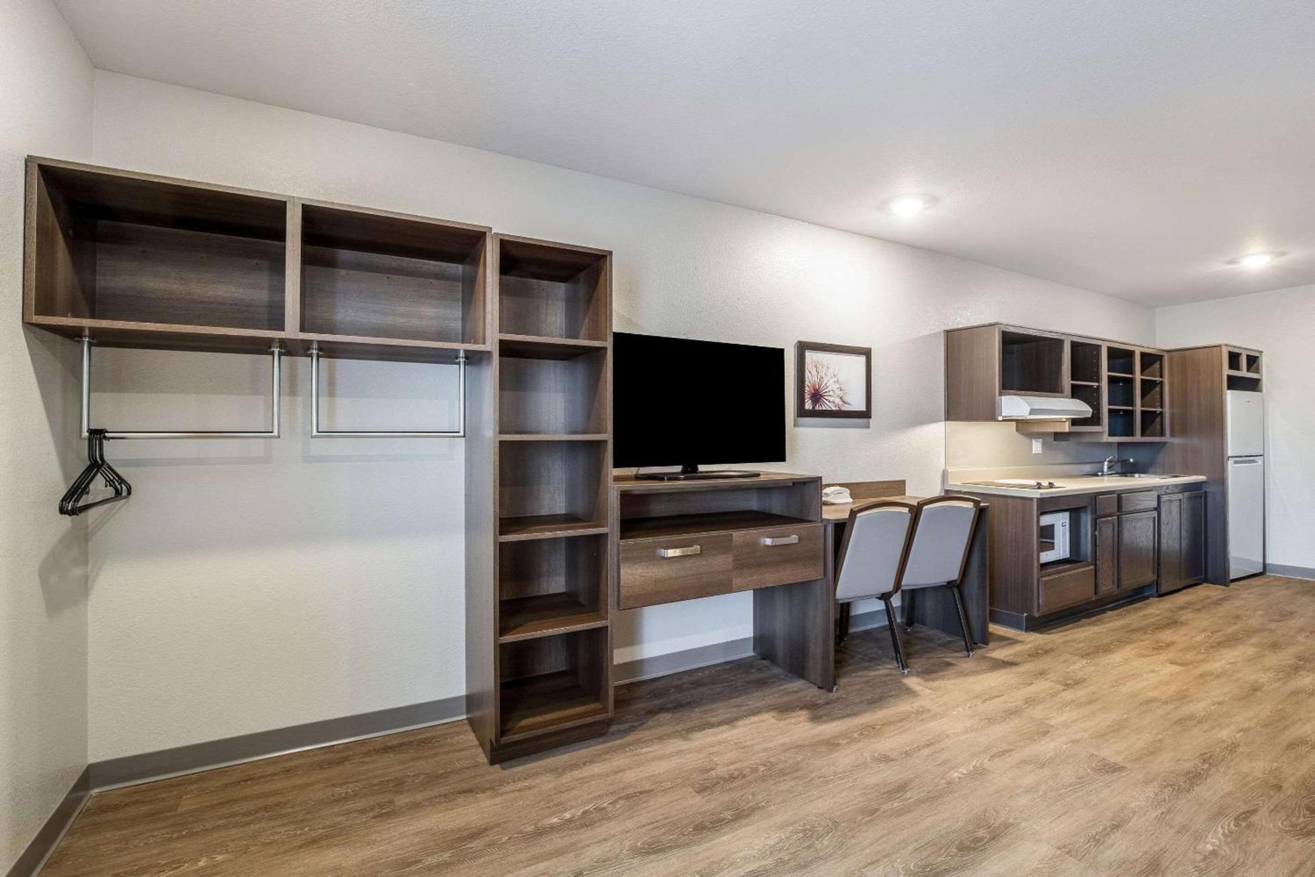 WoodSpring Suites Colton photo 17