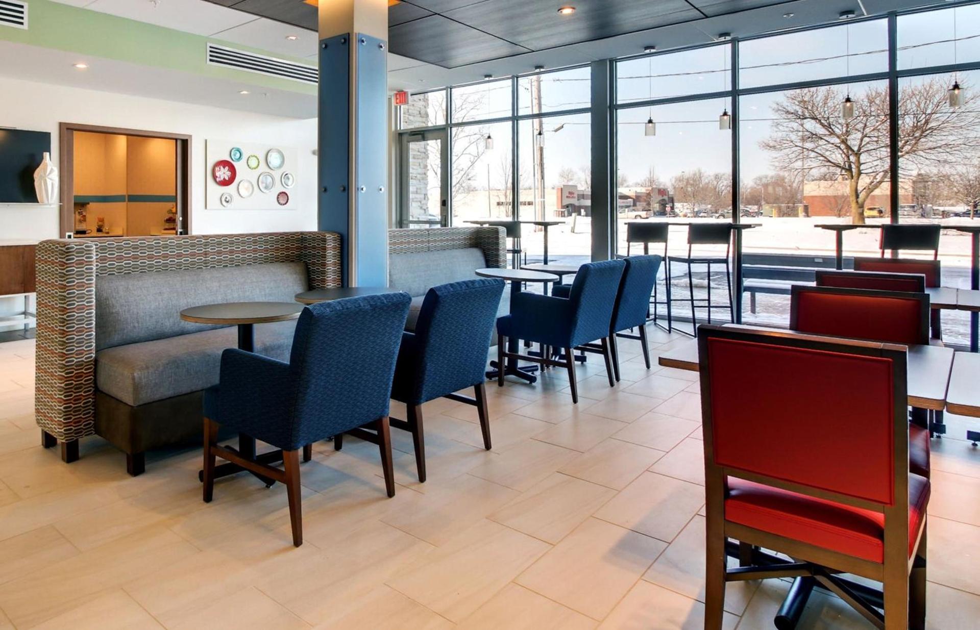 Holiday Inn Express & Suites Galesburg by IHG photo 30