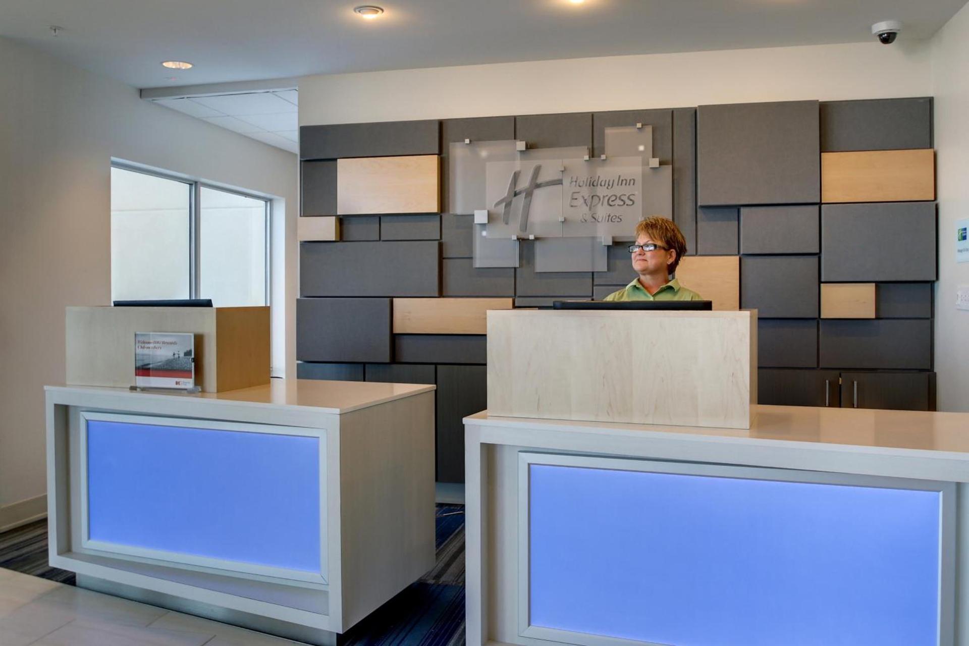 Holiday Inn Express & Suites Galesburg by IHG photo 21