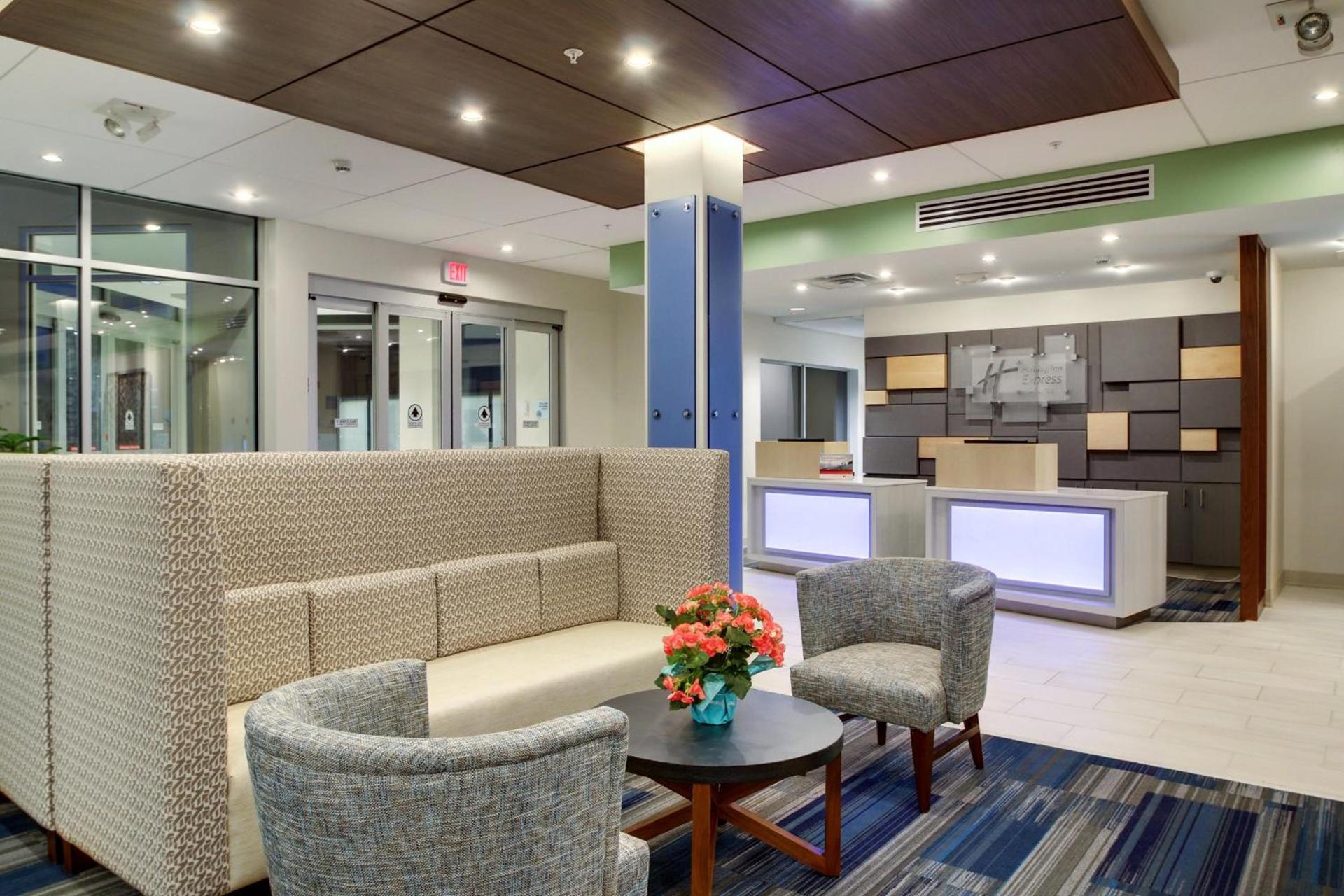 Holiday Inn Express & Suites Galesburg by IHG photo 19