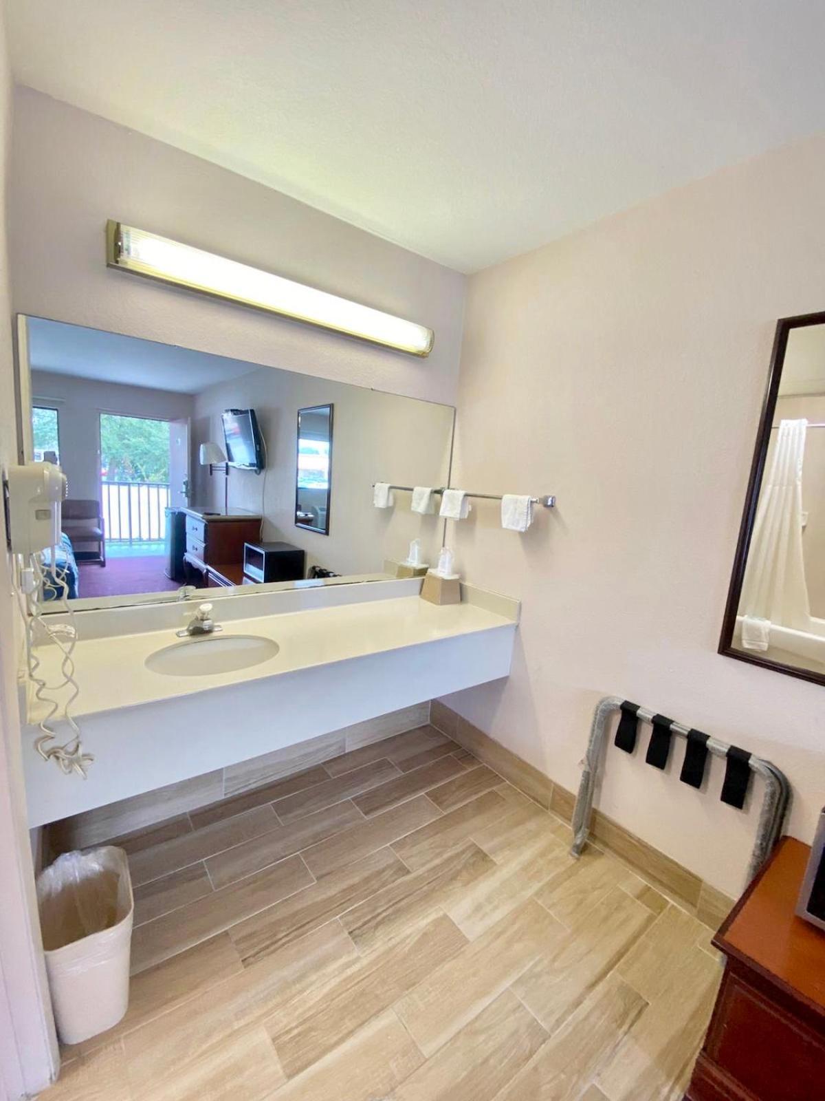 REGENCY INN photo 6