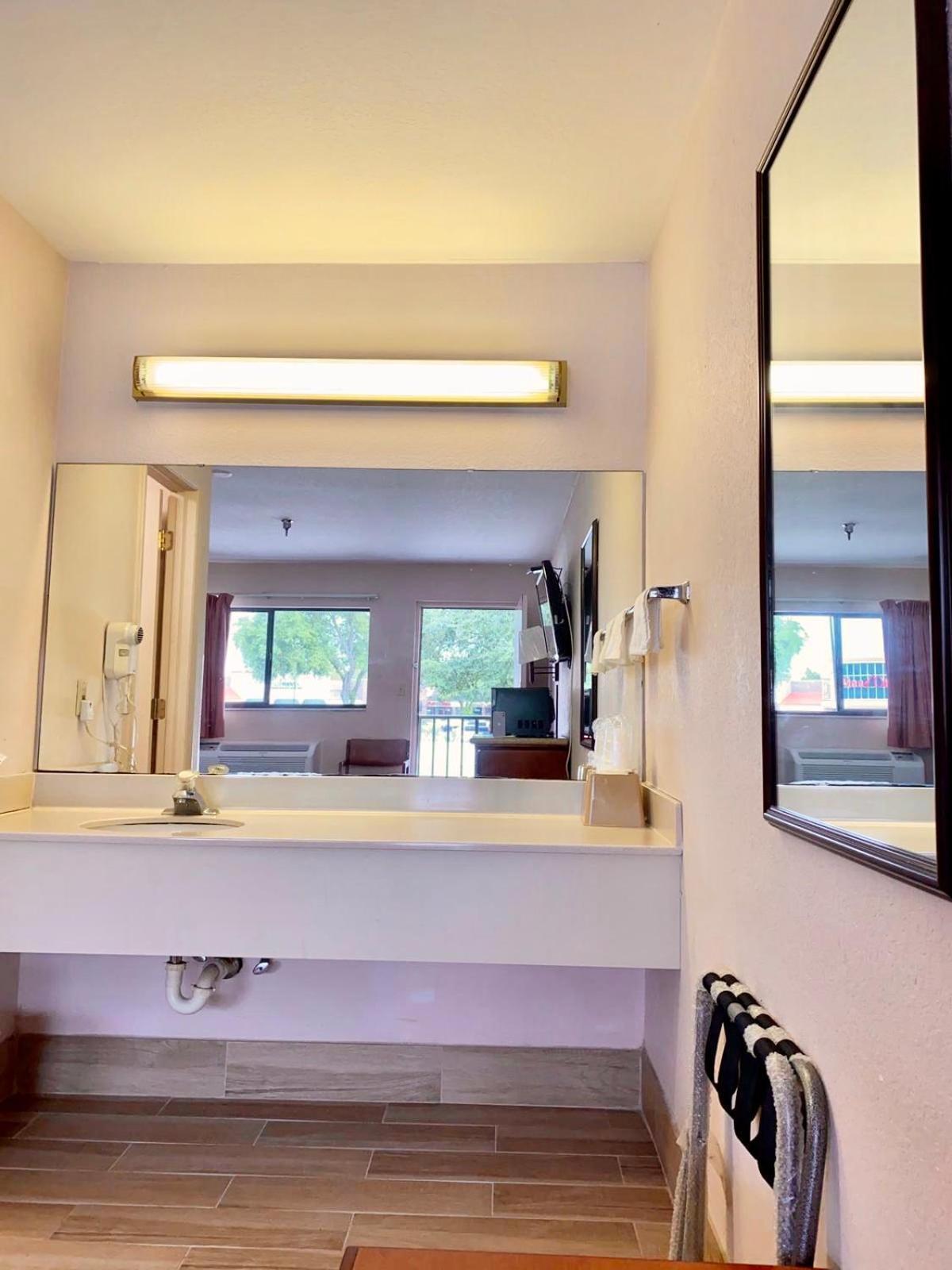 REGENCY INN photo 7