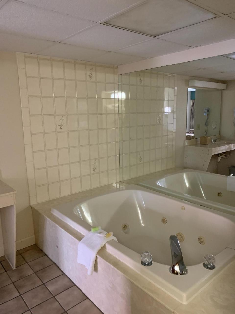 Riverside Motor Lodge - Pigeon Forge photo 2
