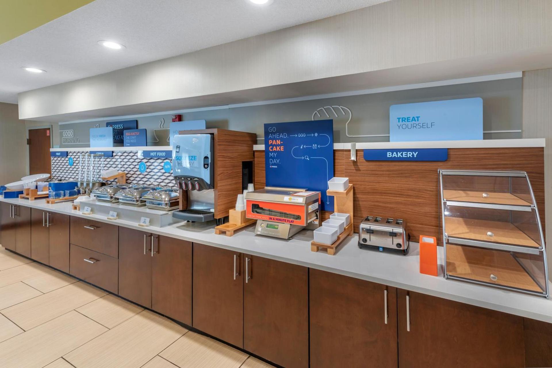 Holiday Inn Express Hotel & Suites Cincinnati-Blue Ash by IHG photo 79