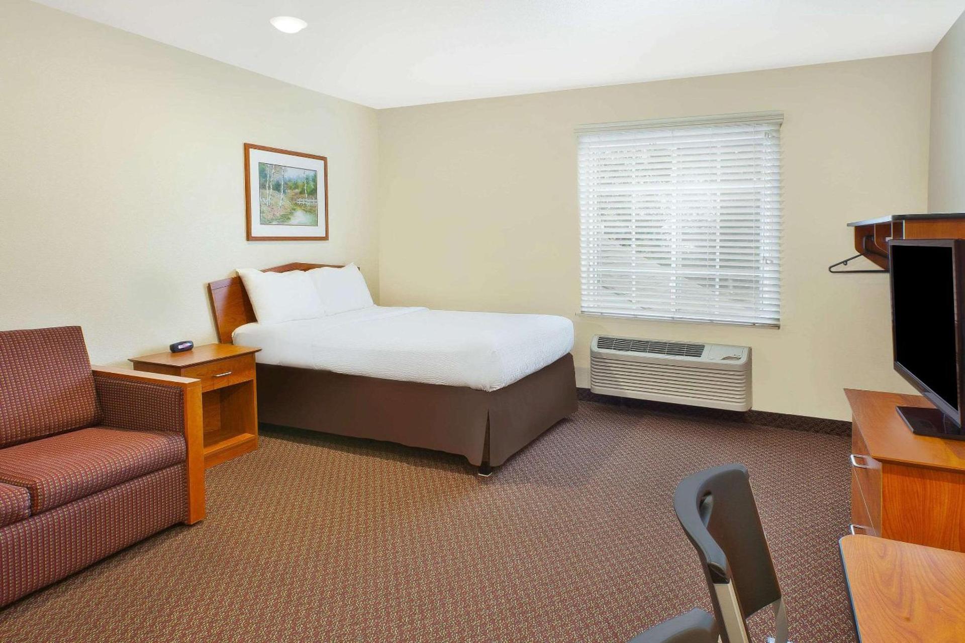 WoodSpring Suites St Louis St Charles photo 11