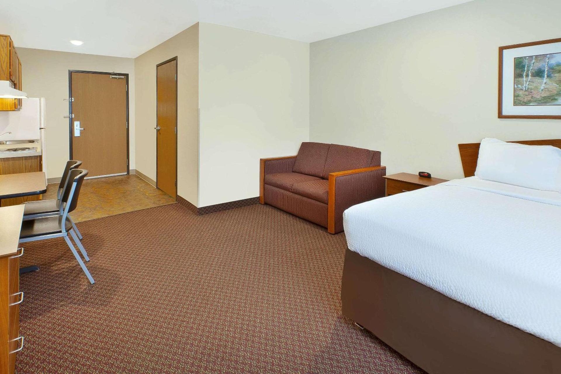 WoodSpring Suites St Louis St Charles photo 13