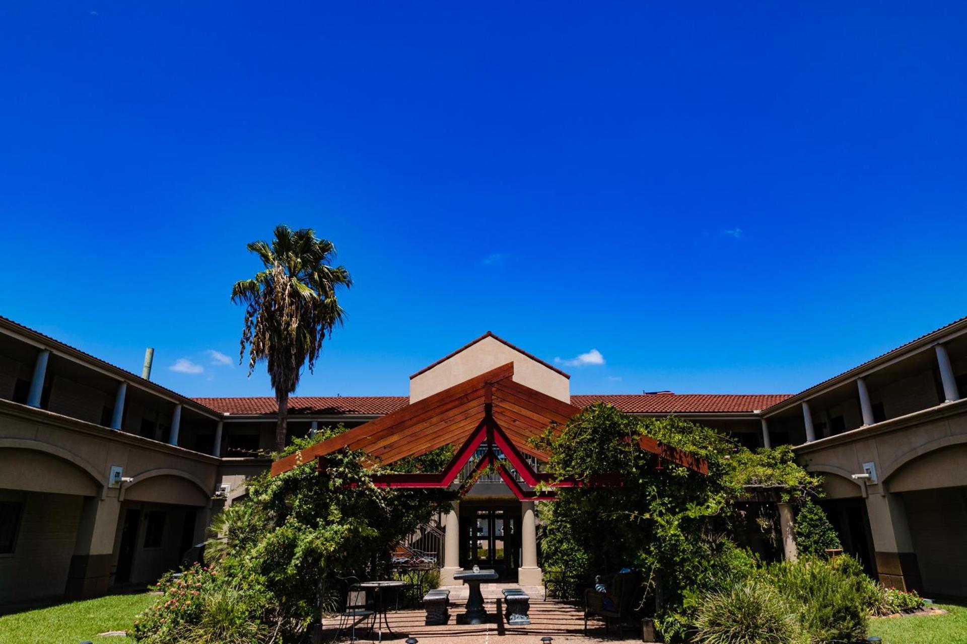 Vineyard Court Designer Suites Hotel — hotel in College Station