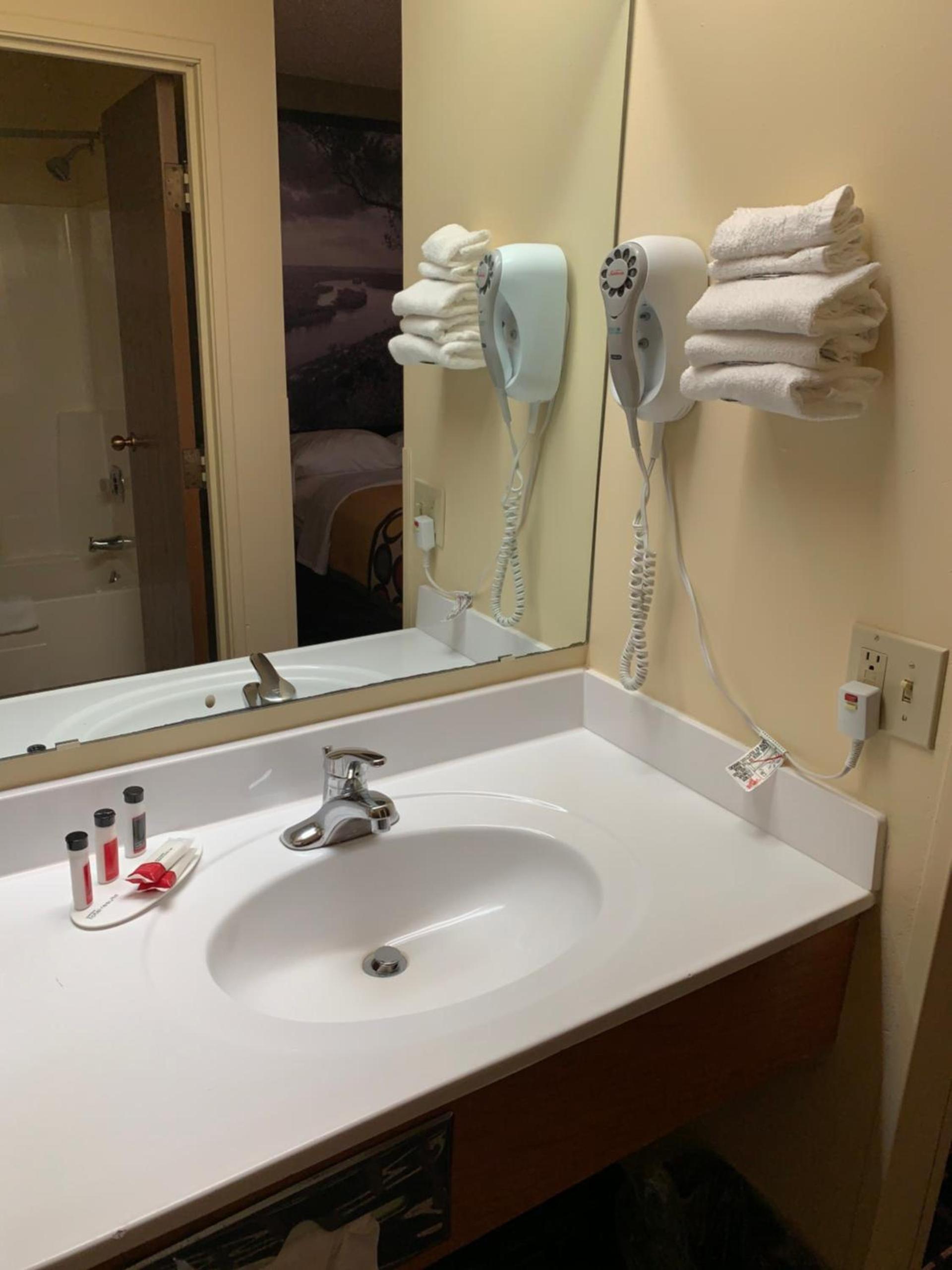 Super 8 by Wyndham Watertown WI photo 6