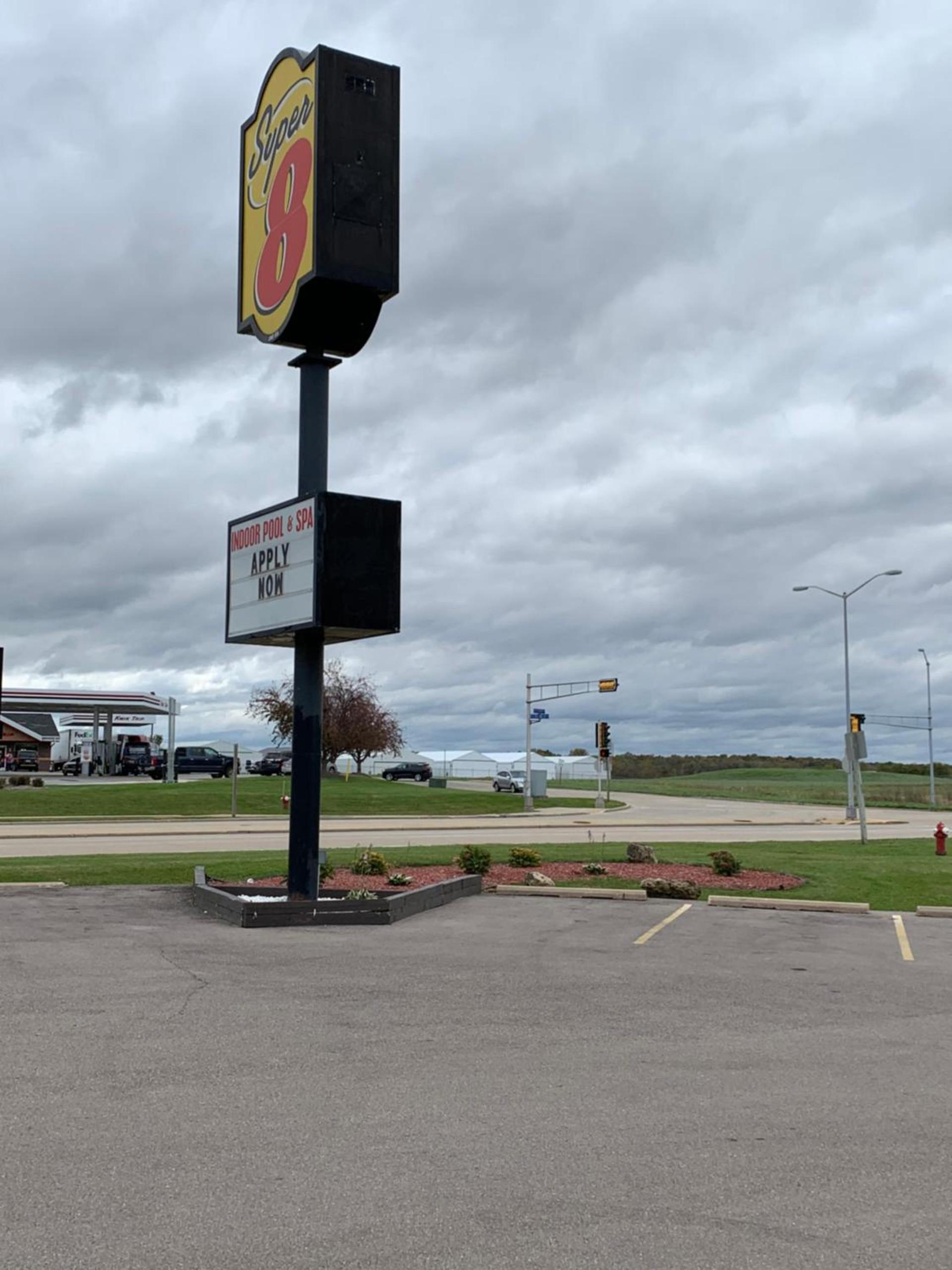 Super 8 by Wyndham Watertown WI photo 4
