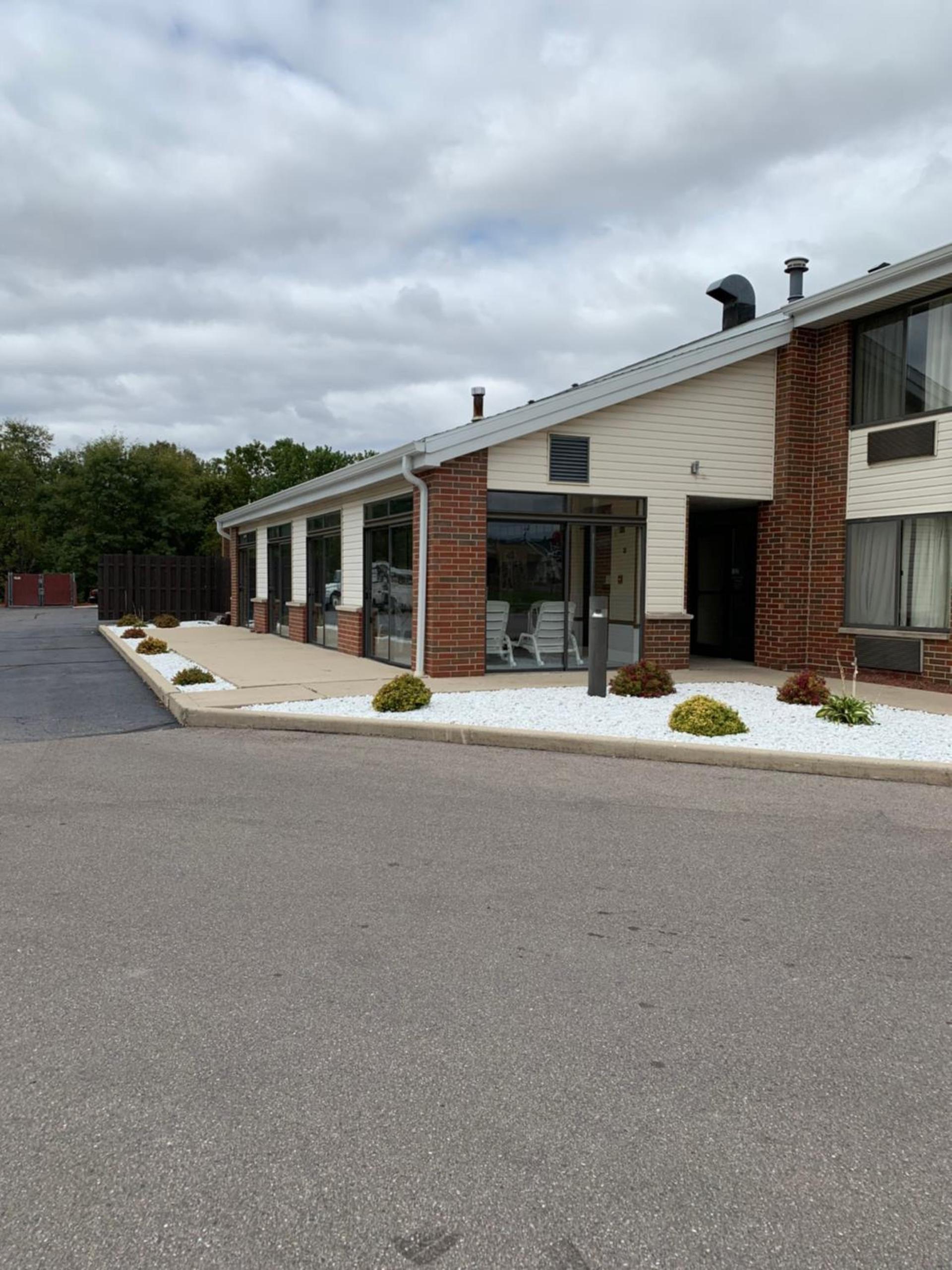 Super 8 by Wyndham Watertown WI photo 3