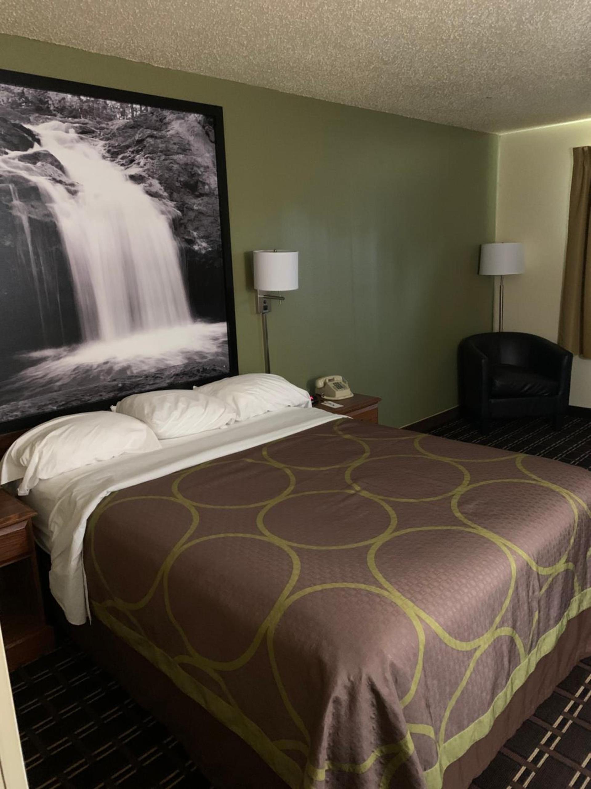 Super 8 by Wyndham Watertown WI photo 2