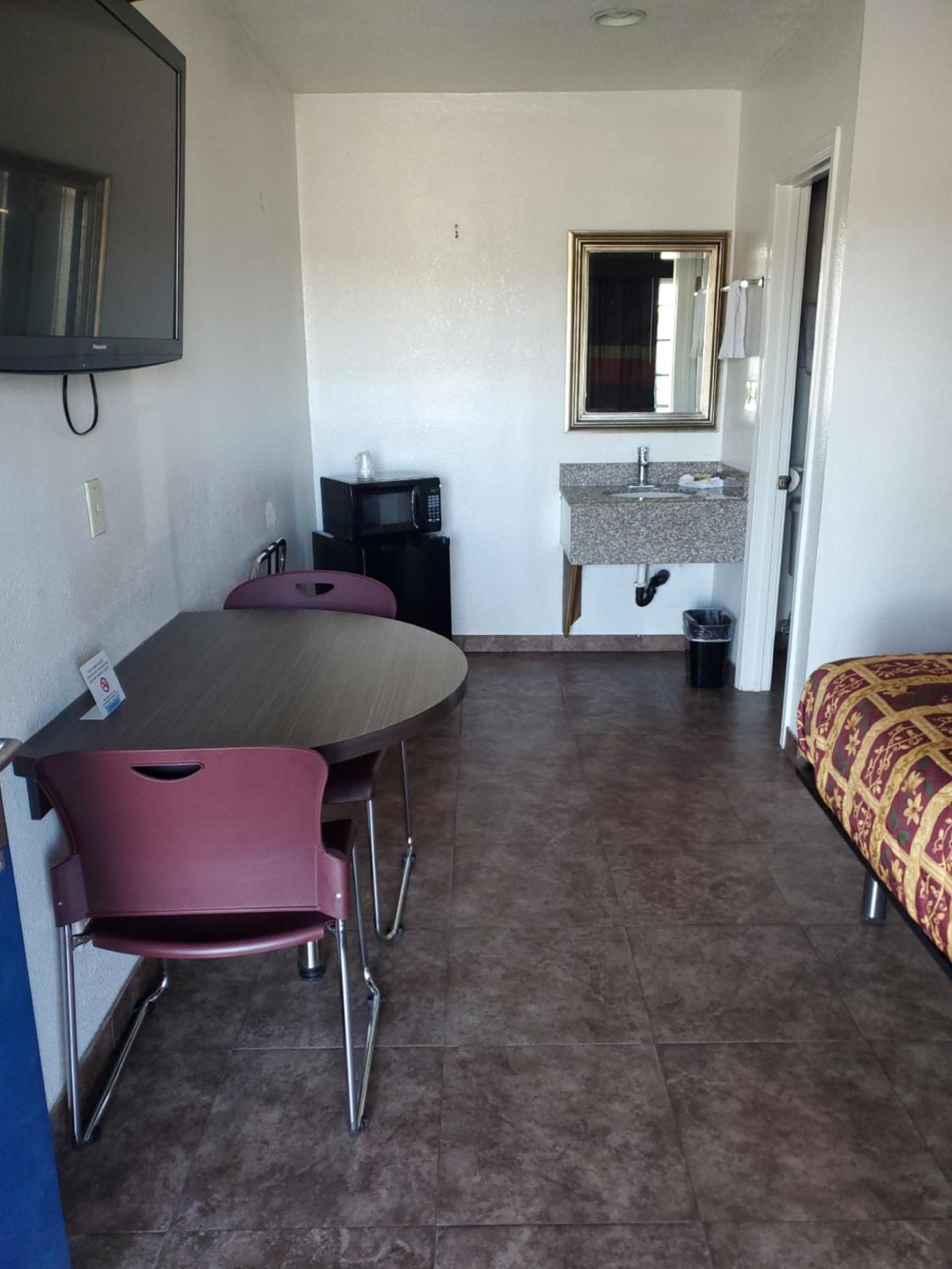 High Desert Inn photo 9