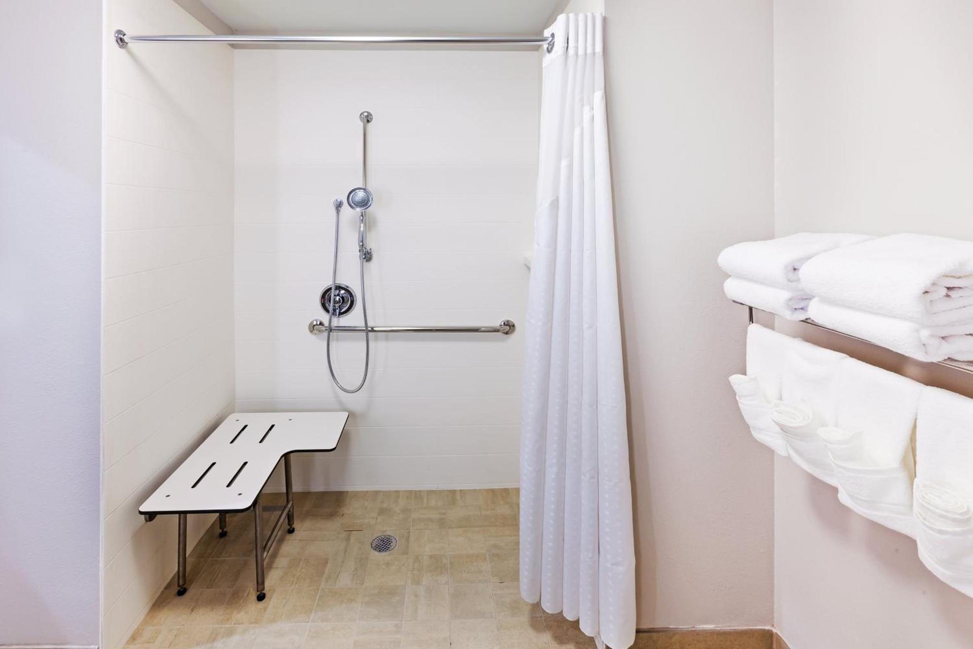 Holiday Inn Express & Suites - Lenexa - Overland Park Area by IHG photo 44
