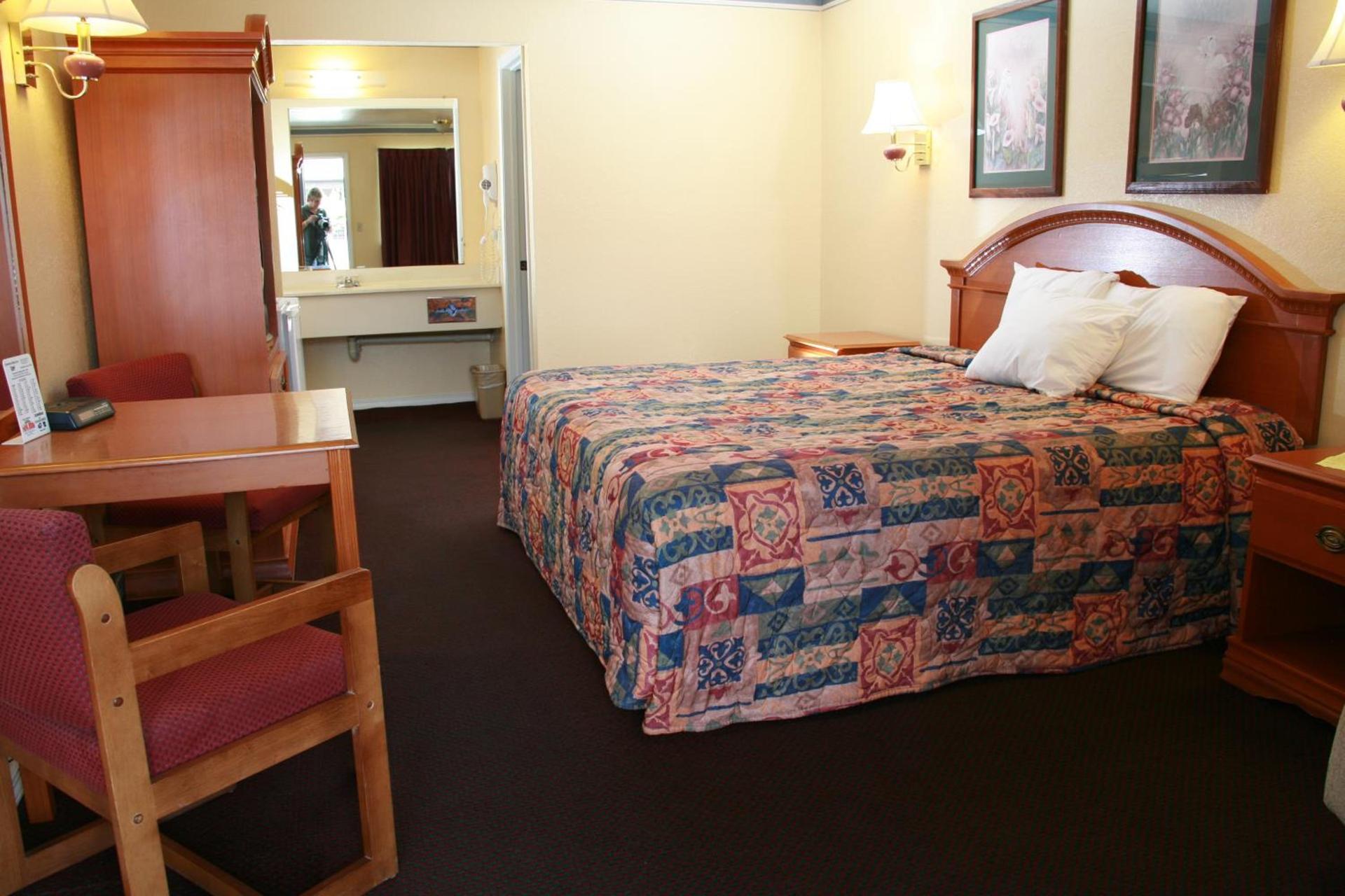 Claremore Motor Inn photo 9