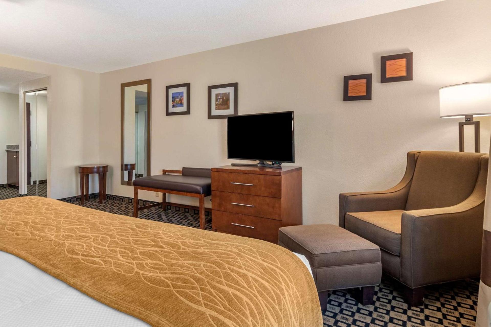 Comfort Inn & Suites Athens North photo 17