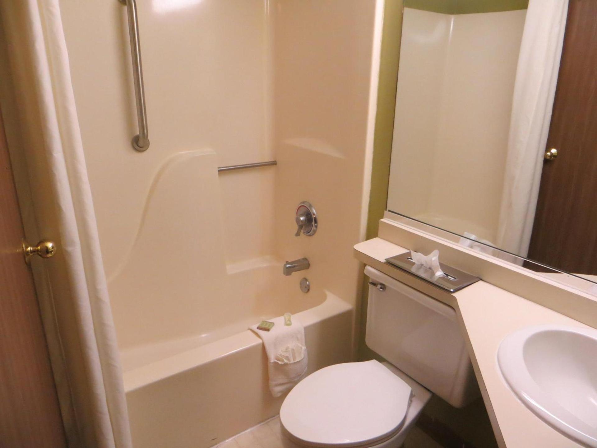 Super 8 by Wyndham Red Wing photo 10