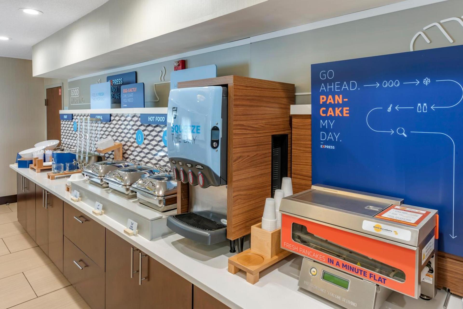 Holiday Inn Express Hotel & Suites Cincinnati-Blue Ash by IHG photo 76