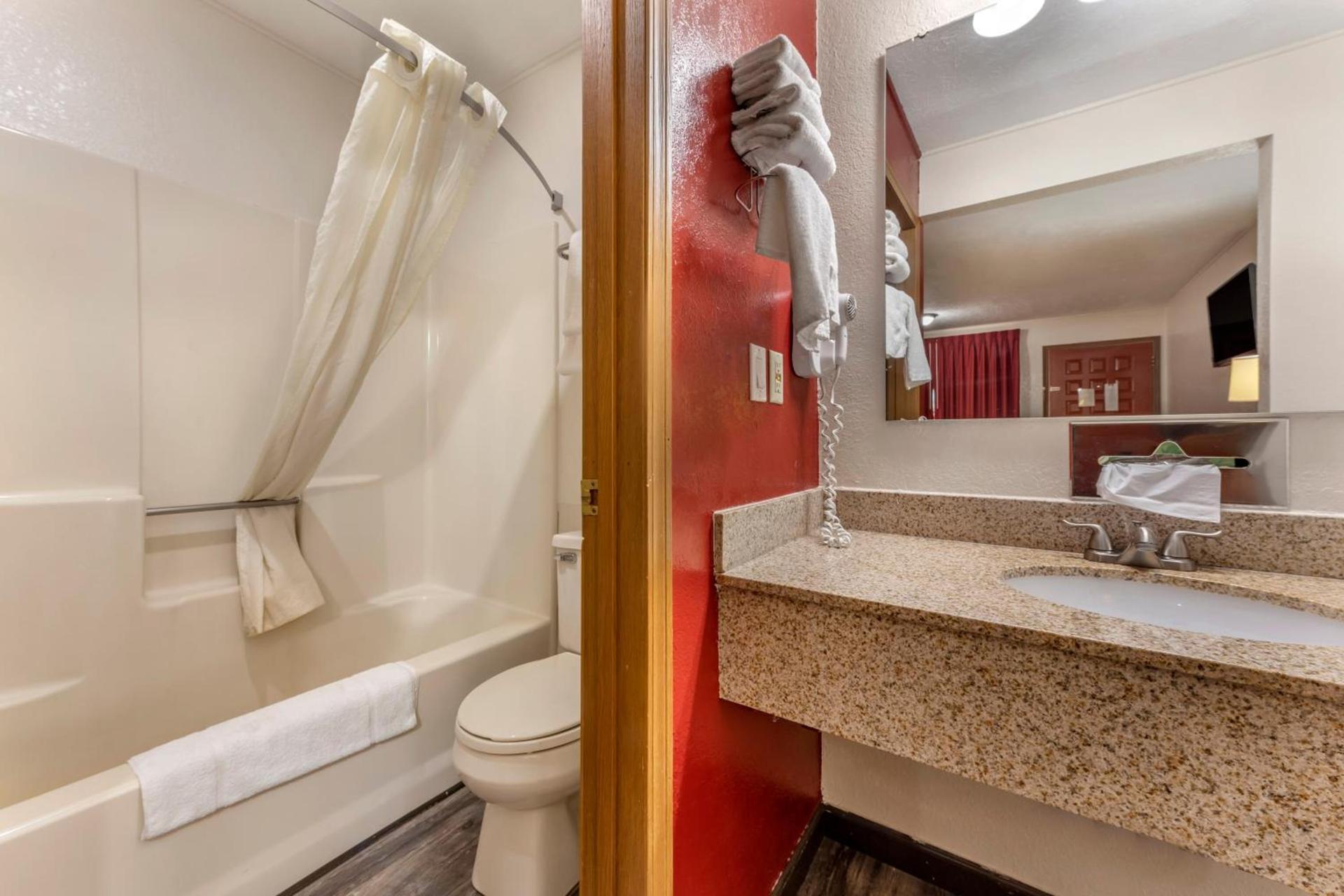Econo Lodge Wooster photo 15