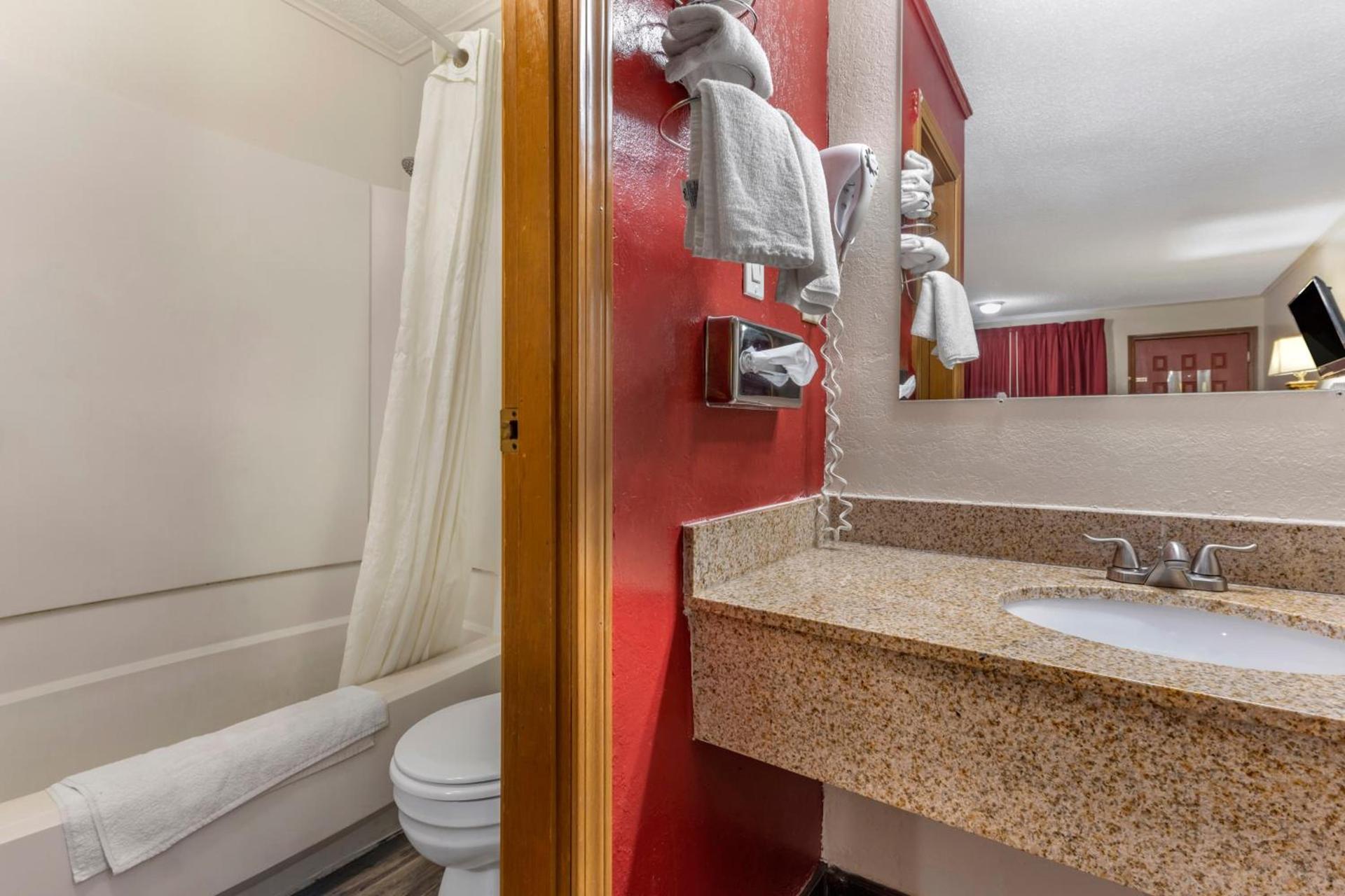 Econo Lodge Wooster photo 17