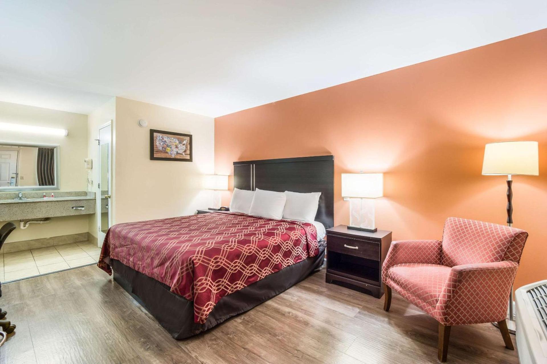 Econo Lodge Santee photo 8