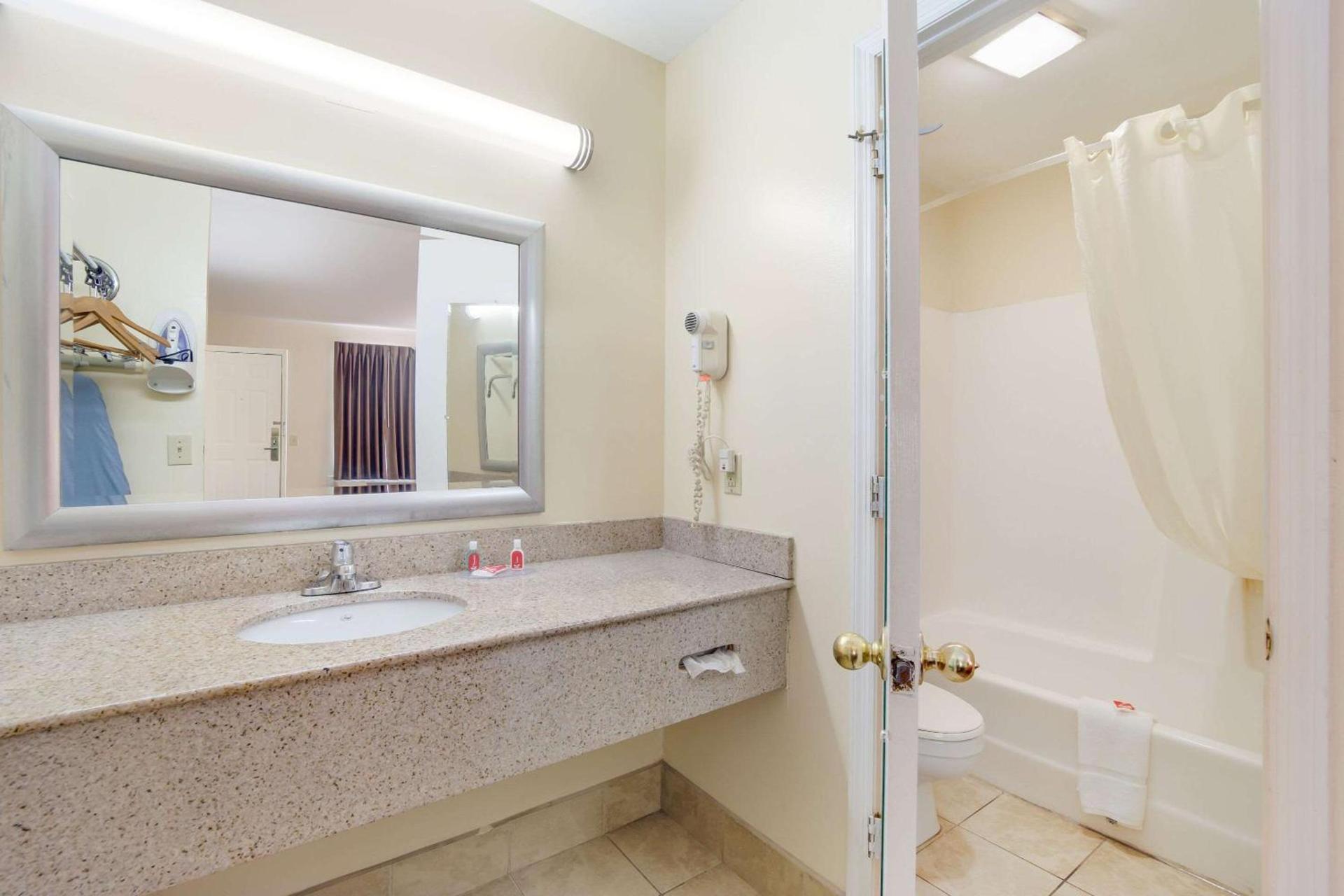 Econo Lodge Santee photo 11