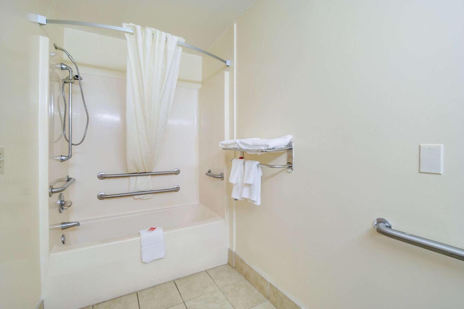 Econo Lodge Santee photo 12