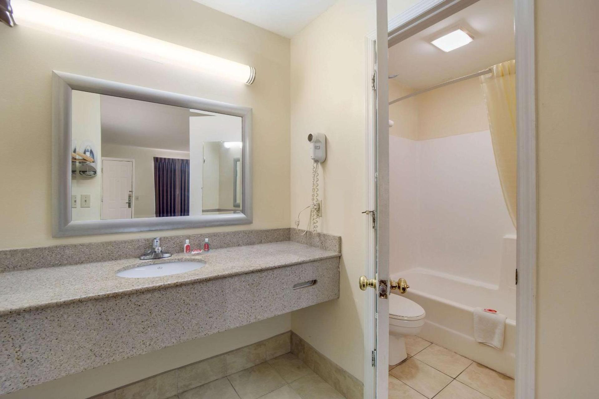 Econo Lodge Santee photo 16