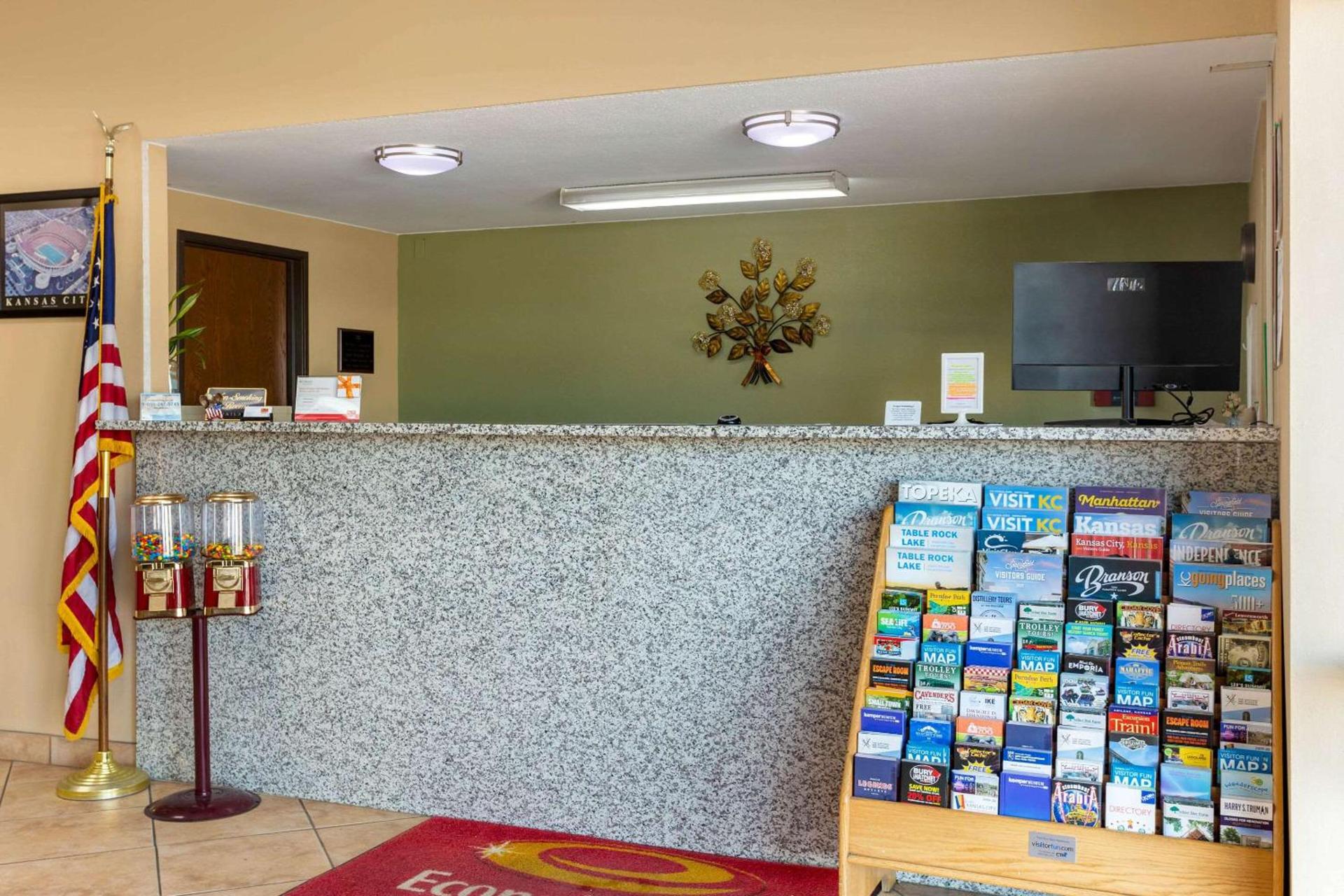 Econo Lodge Belton - Kansas City South photo 4