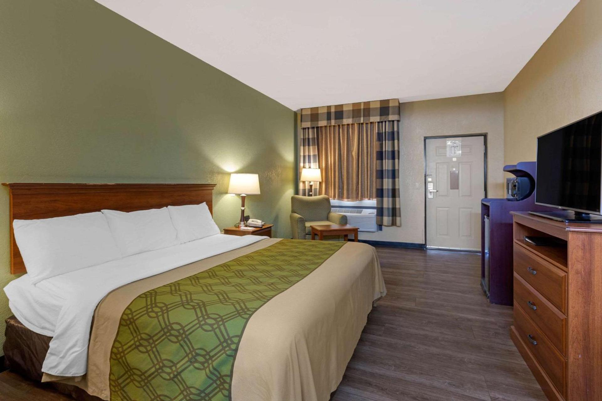 Econo Lodge Belton - Kansas City South photo 6