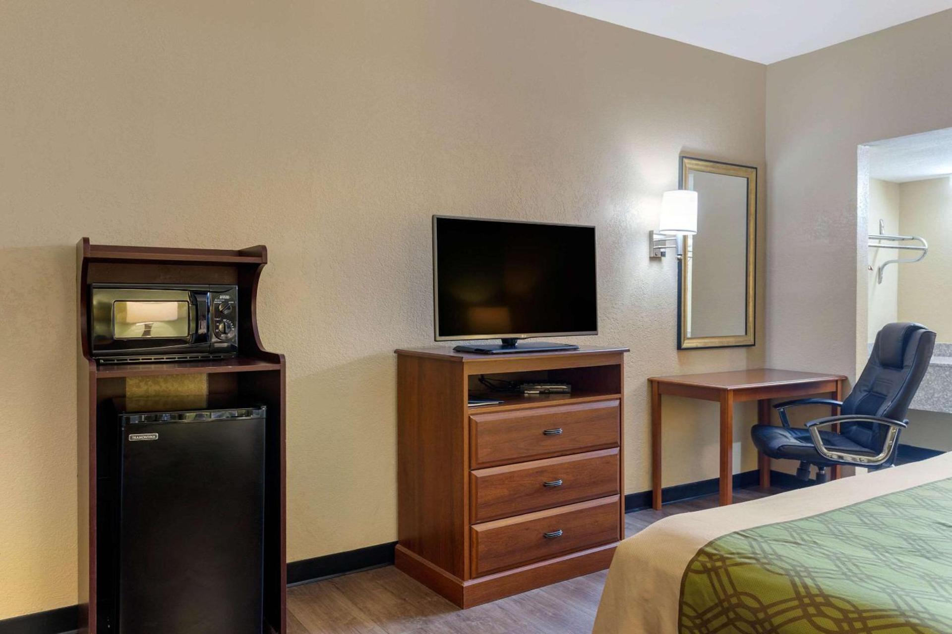 Econo Lodge Belton - Kansas City South photo 7