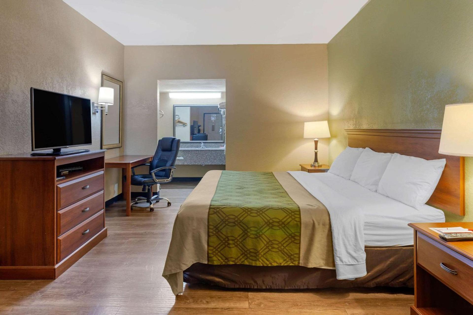 Econo Lodge Belton - Kansas City South photo 8