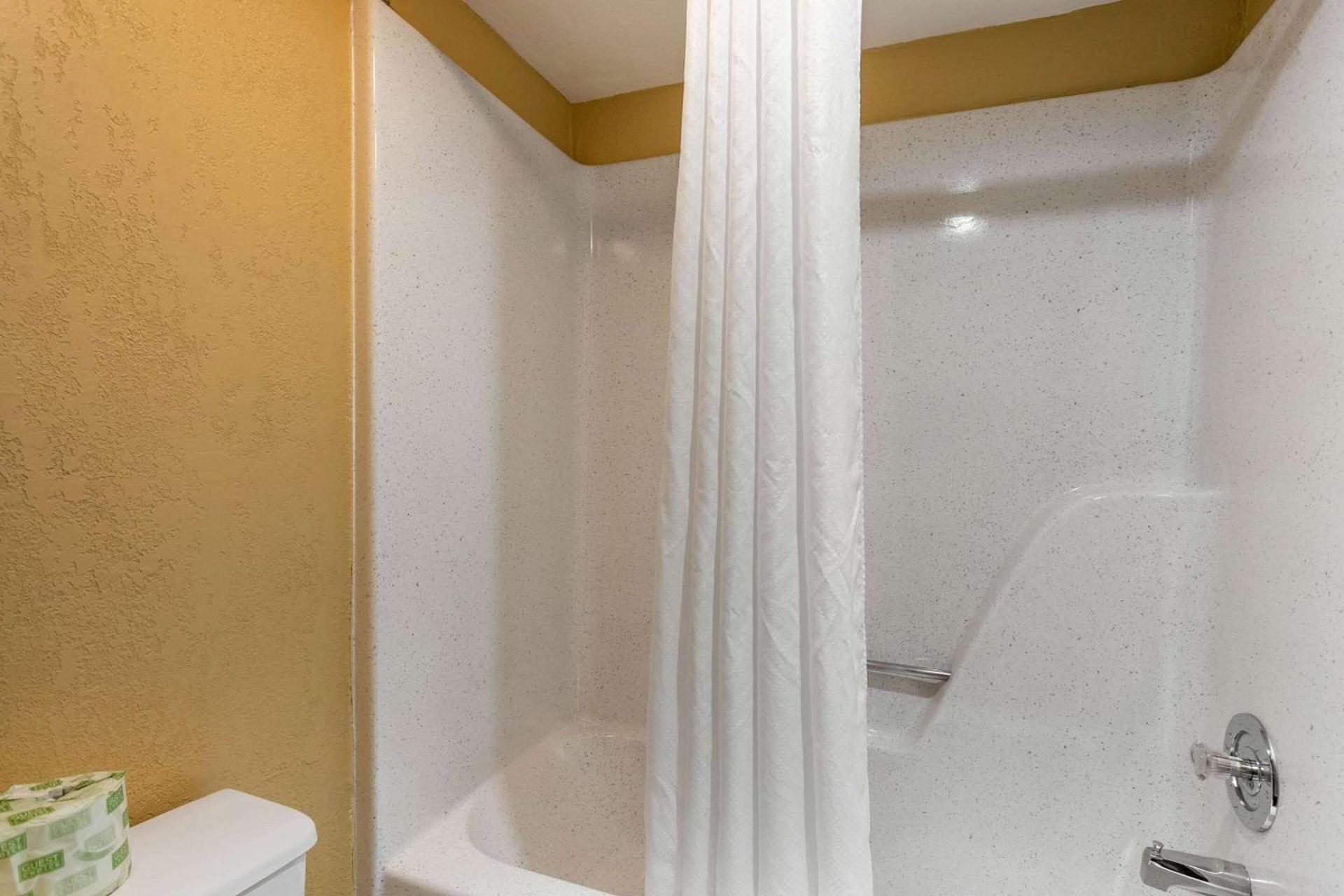 Econo Lodge Belton - Kansas City South photo 10